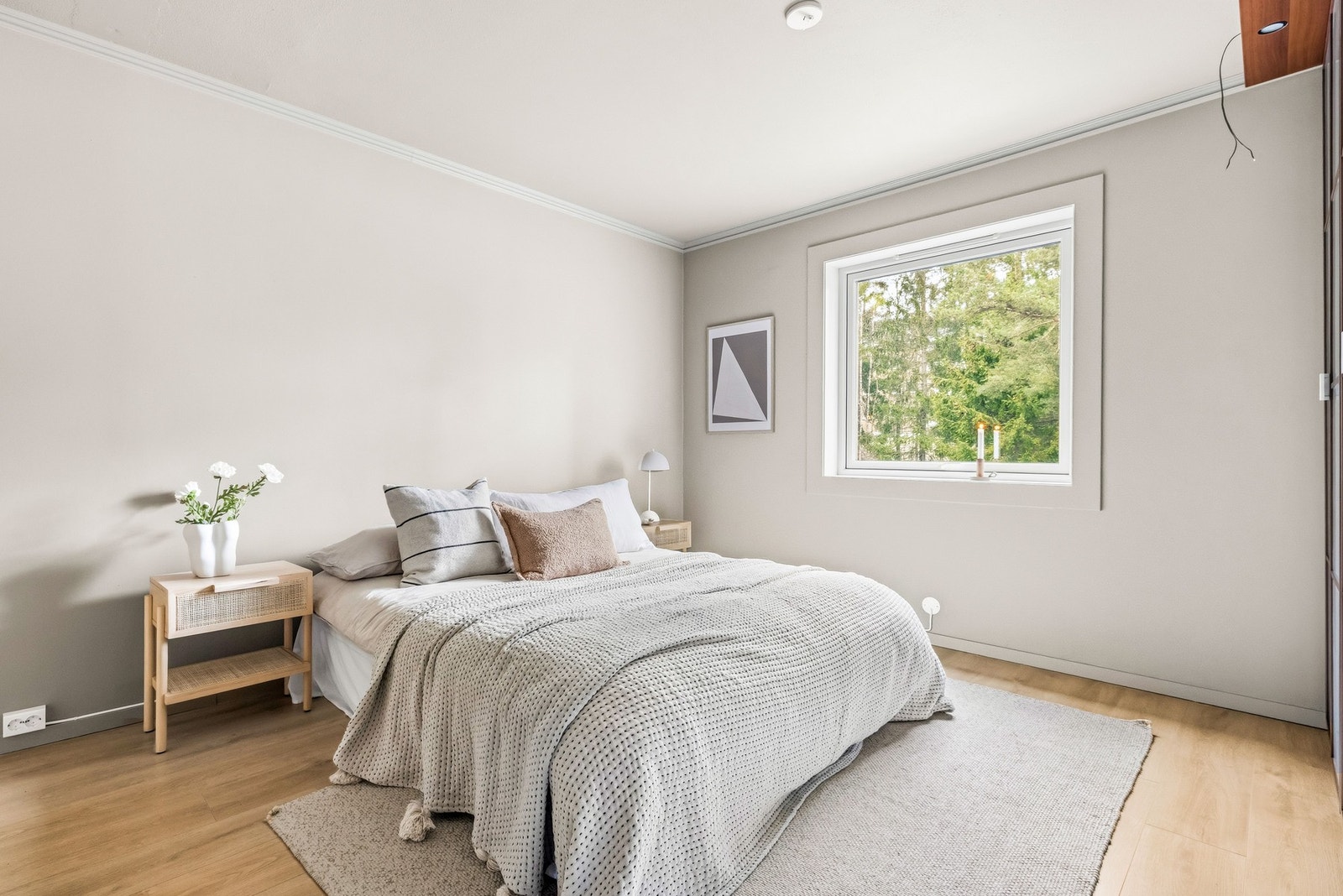 Lyst og behagelig soverom med plass til dobbeltseng og tilhørende møblement. Galleribilde