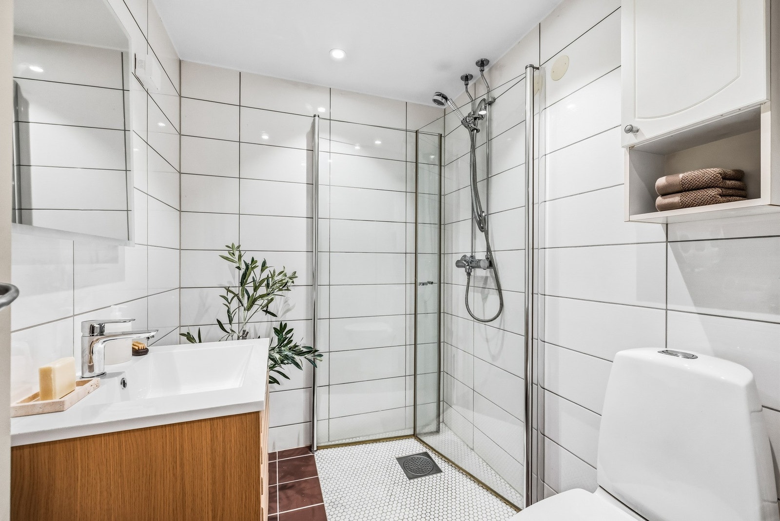 Badet er blitt oppusset i regi av borettslaget og består av et underskap og servant. Fine fliser på vegg og gulv! Galleribilde