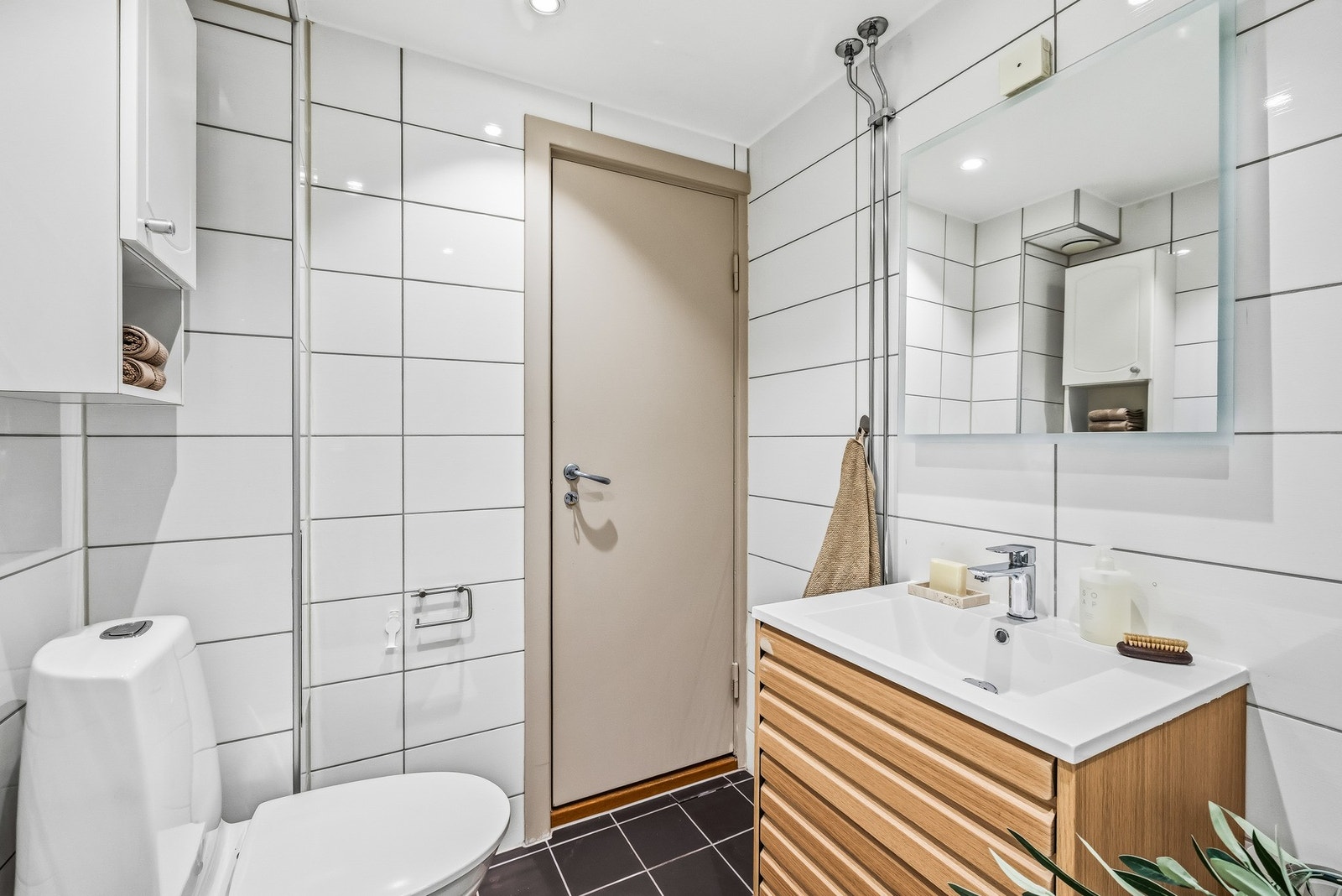 Varme i gulvet og opplegg for vaskemaskin og tørketrommel. Galleribilde