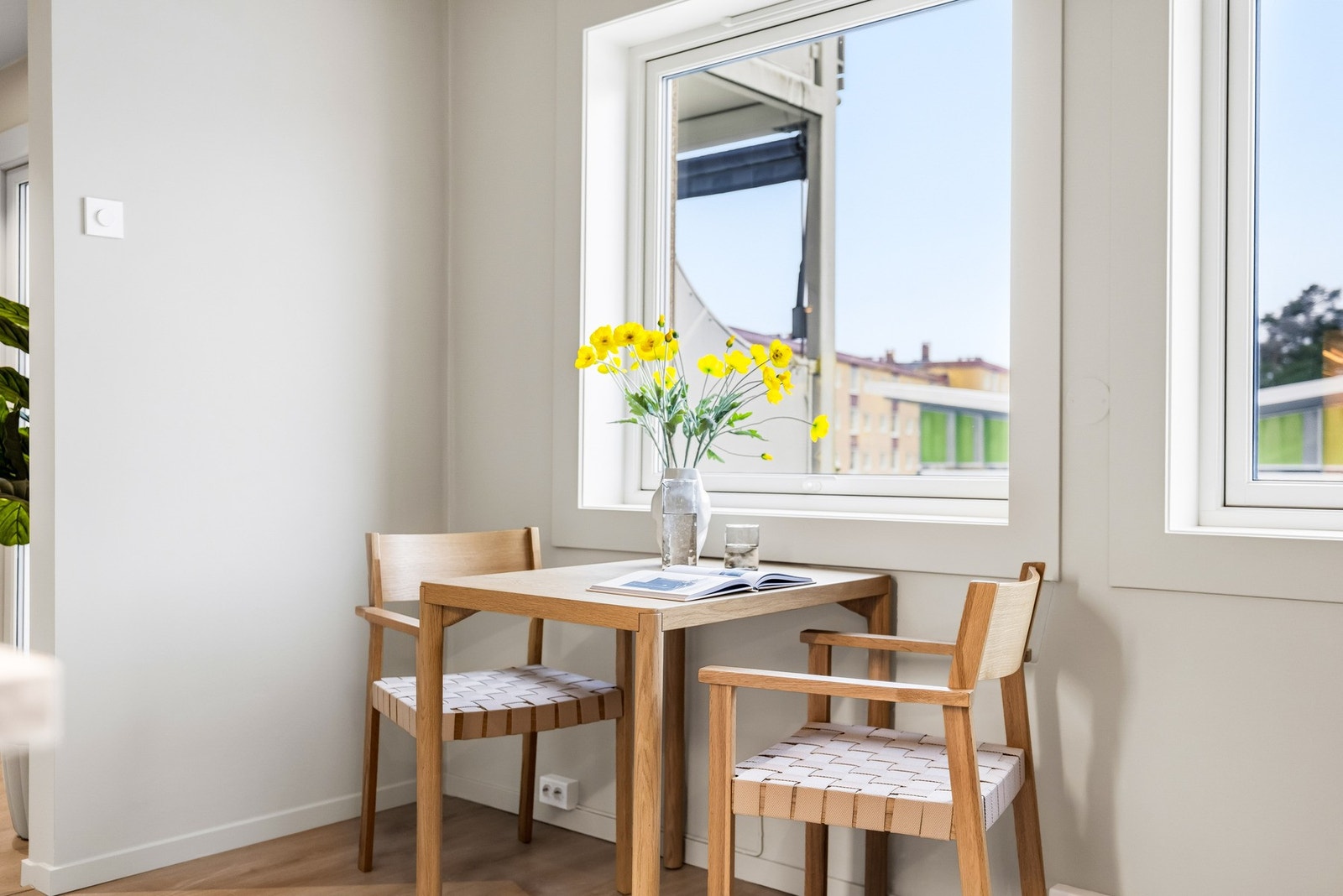 Kjøkkenet får rikelig med sollys inn. Galleribilde