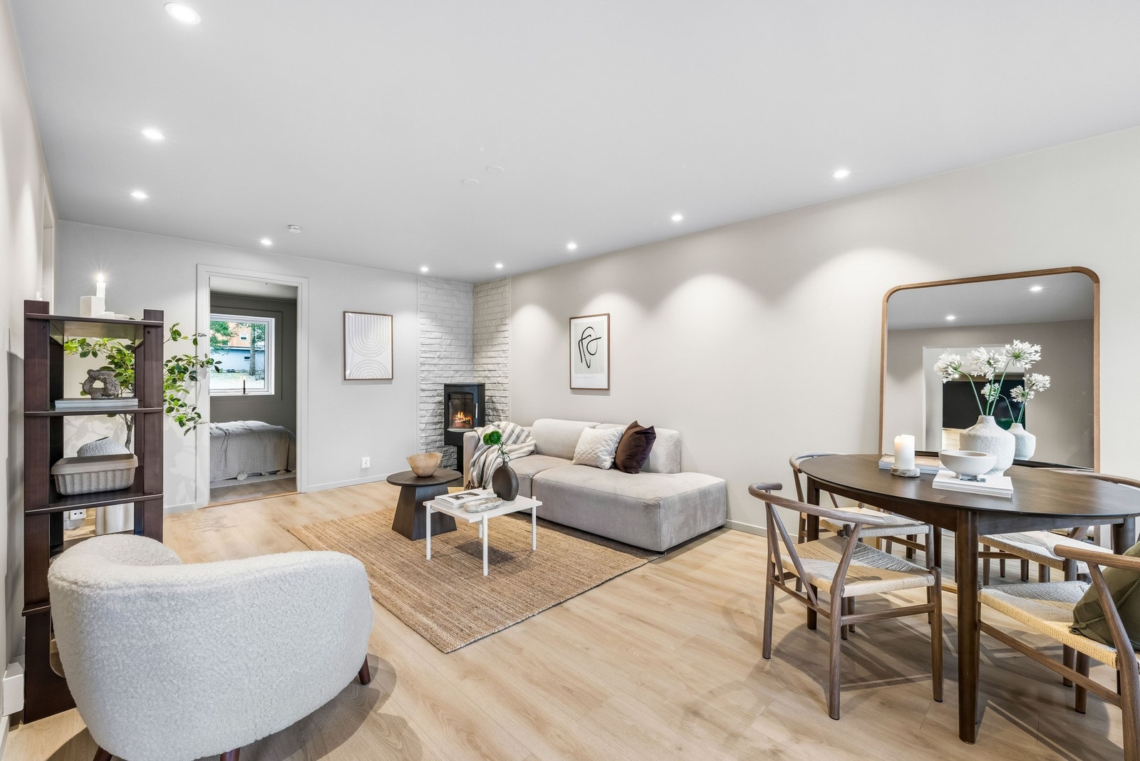 Stuen er av svært god størrelse og har plass til sofaseksjon og diverse møblement. Galleribilde