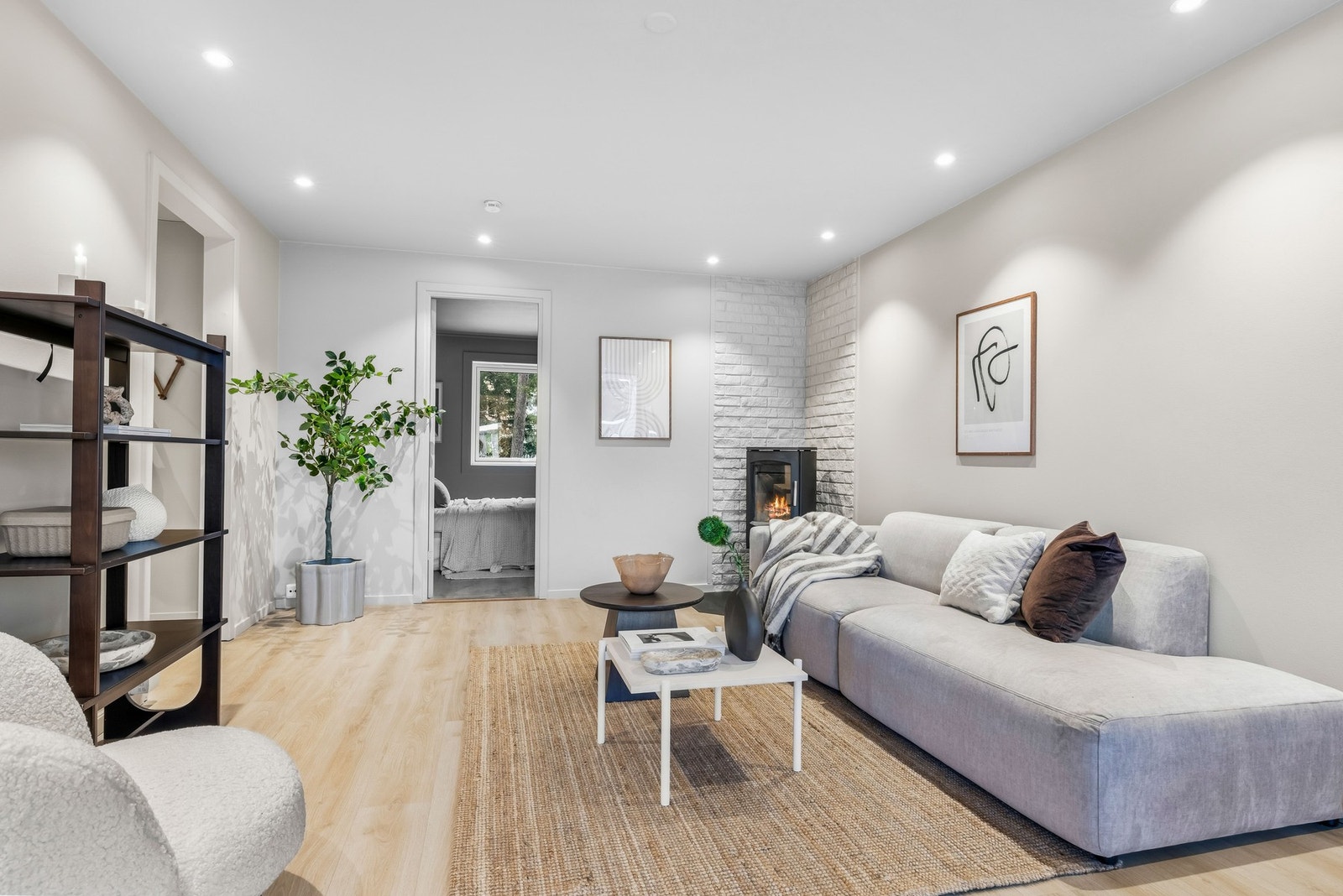 Videre inn i stuen - legg merke til den koselige peisen! Galleribilde