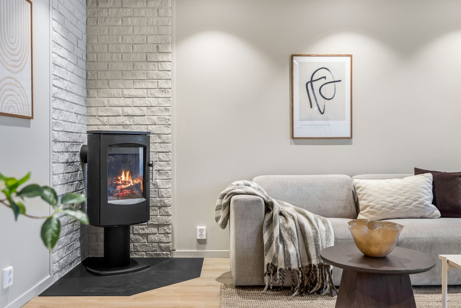 Peis i hjørnet varmer ekstra godt og byr på hyggelig stemning - perfekt for kalde vinterdager. Galleribilde