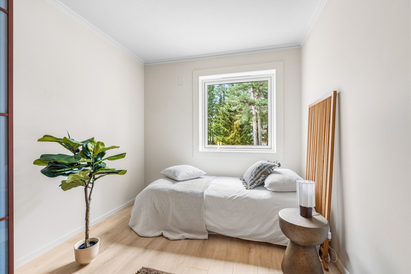 Behagelig soverom som enkelt kan benyttes som barnerom, kontor eller gjesterom. Galleribilde