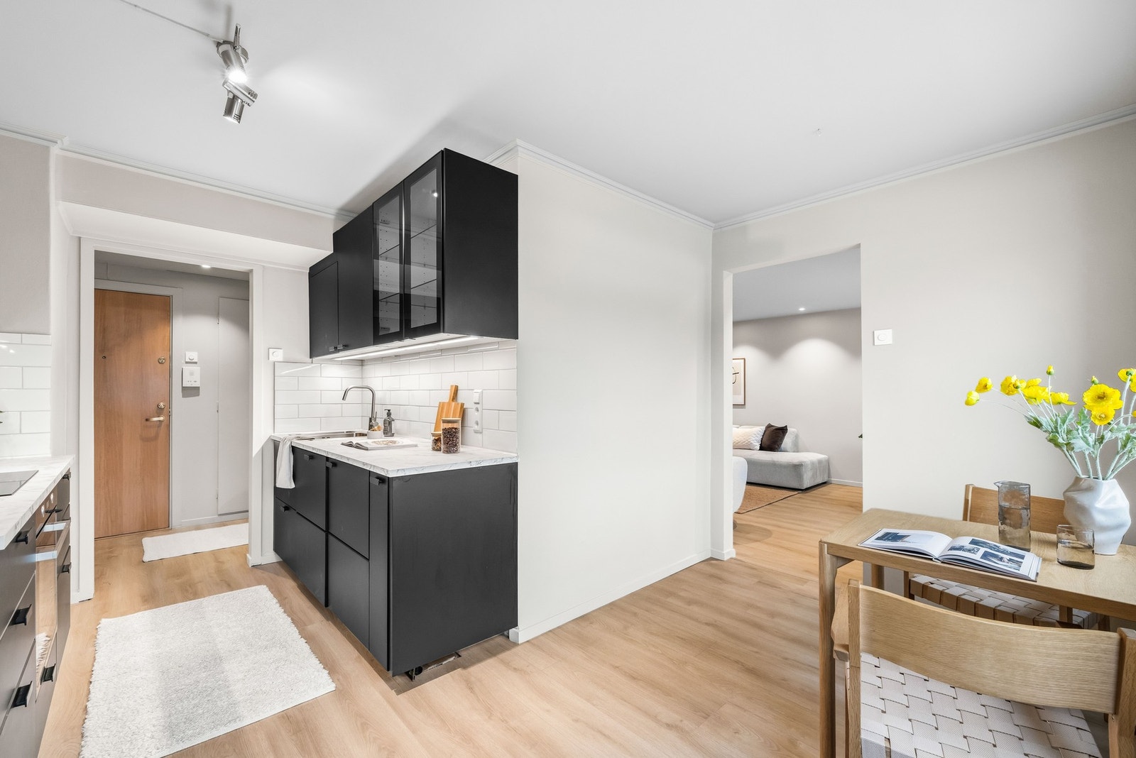 Praktisk kjøkken med naturlig tilknytning til stue og spiseplass. Galleribilde