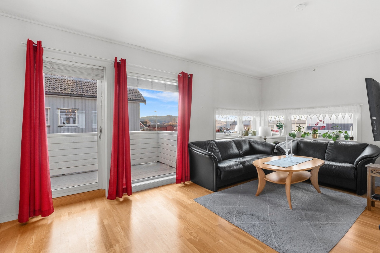 Lys og trivelig stue med parkett på gulv. Galleribilde