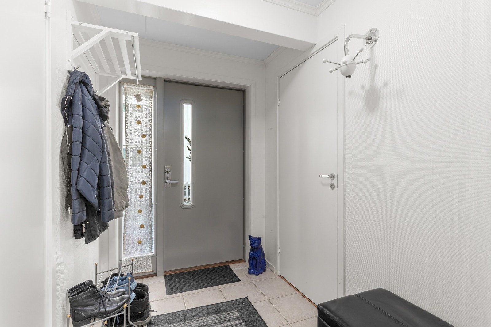 Lys entre på 4 kvm. Inn døren til høyre har du en bod på 3 kvm. Galleribilde