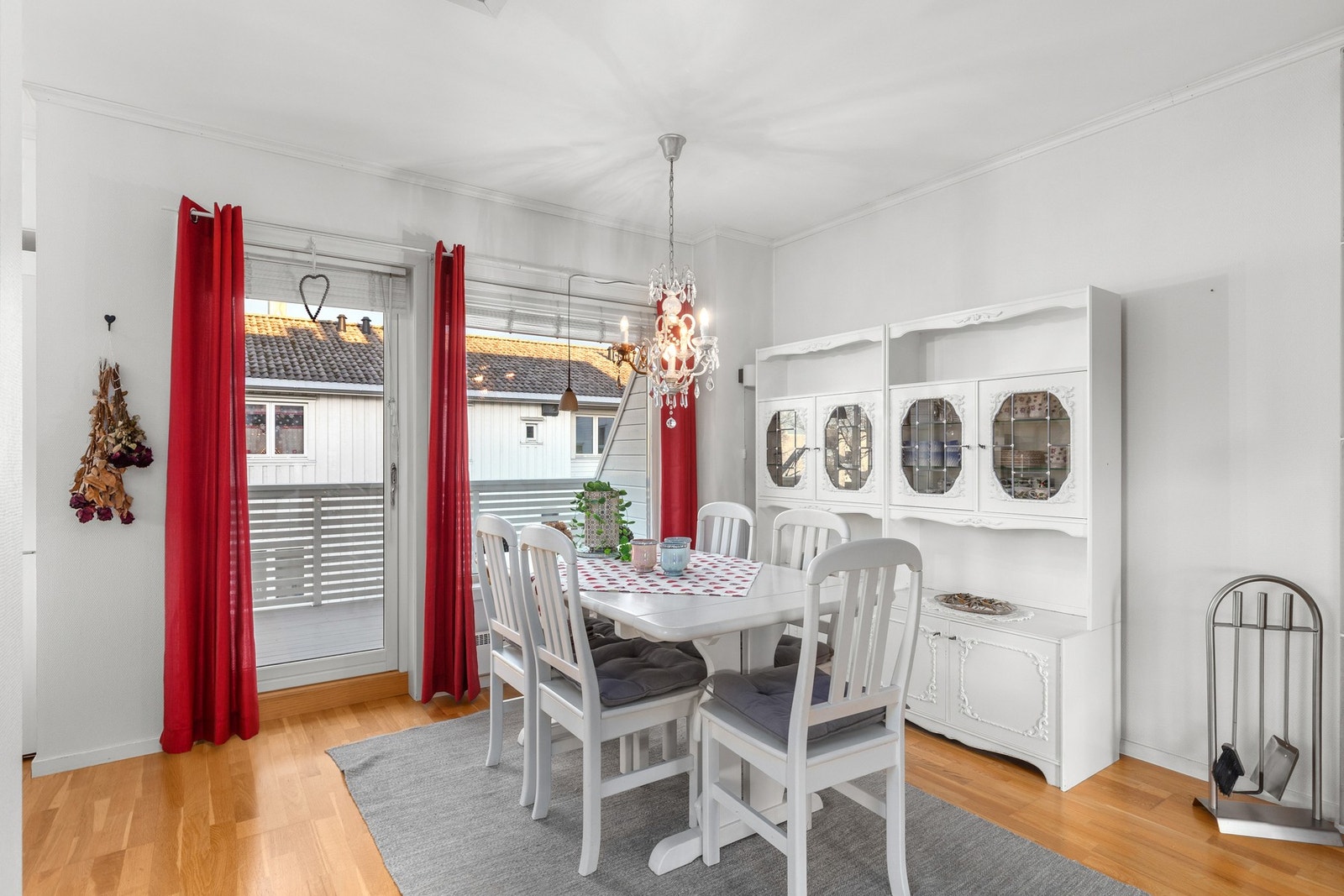 Her er det rikelig med rom for å innrede rommet med en stor spisegruppe, med plass til hele familien. Galleribilde