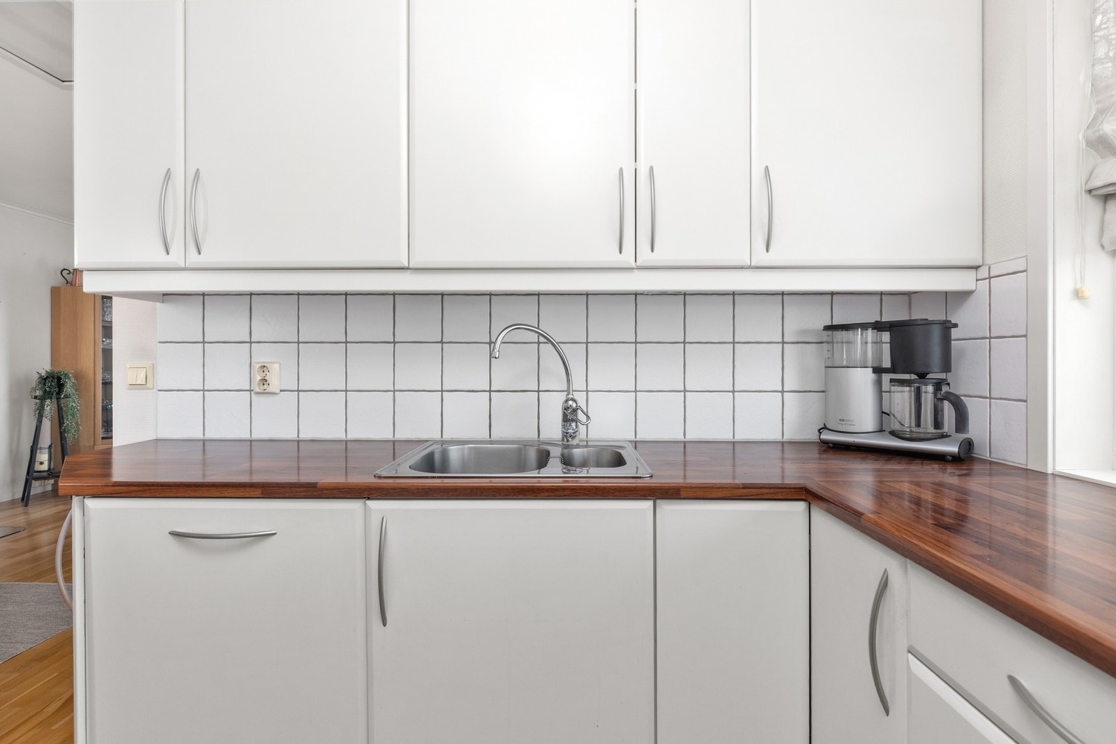 Flis på vegg over benkeplate og malt overflate på vegger. Galleribilde