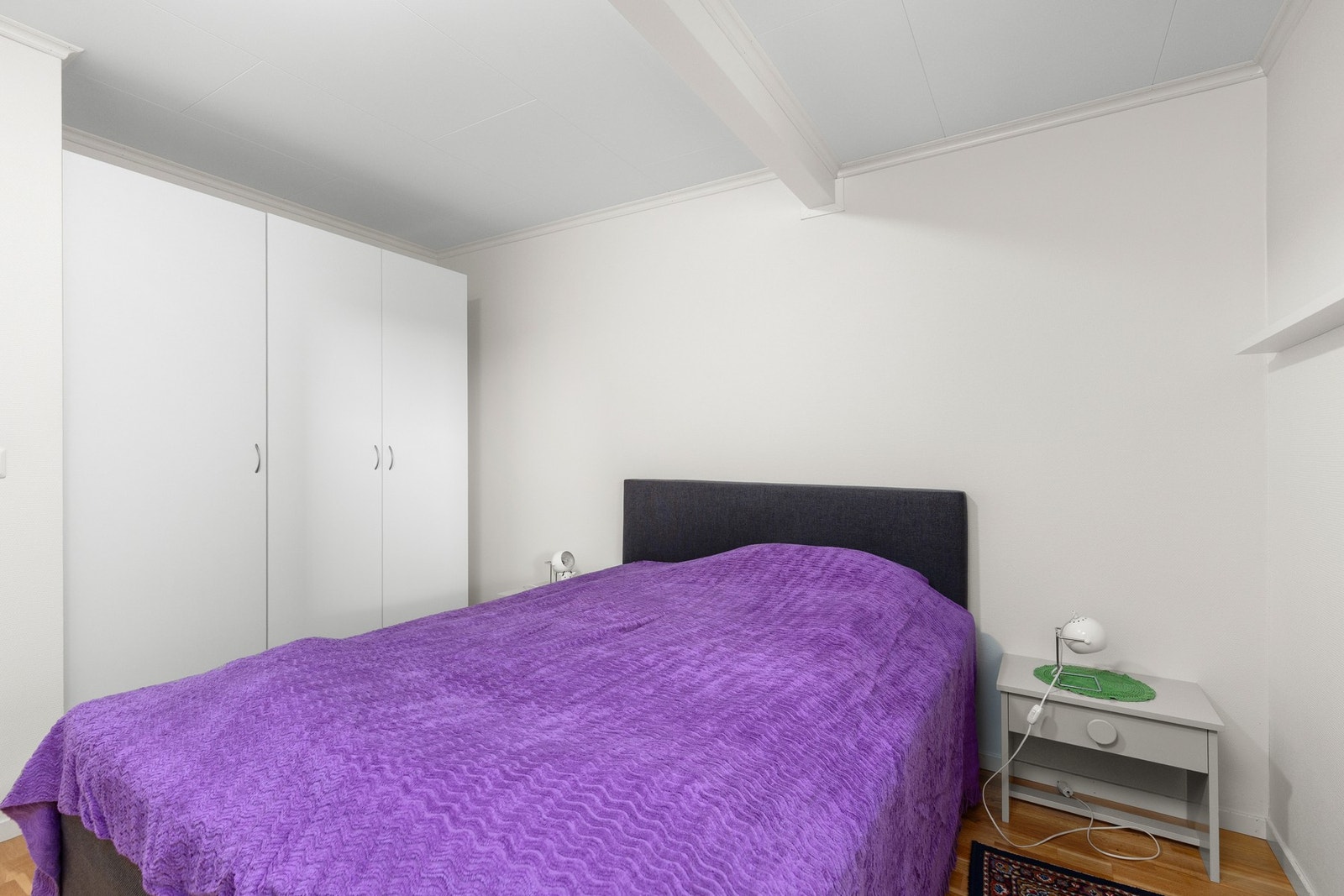 Her er det god plass til å innrede soverommet med oppbevaringsmøblement. Galleribilde