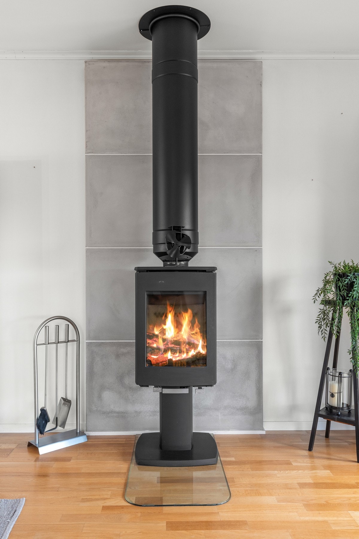 Peis i stue som skaper en lun atmosfære i rommet. Galleribilde