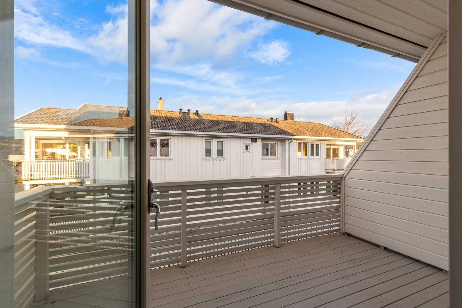 Boligen har to balkonger. Sørvendt balkong på 6,5 kvm. Galleribilde