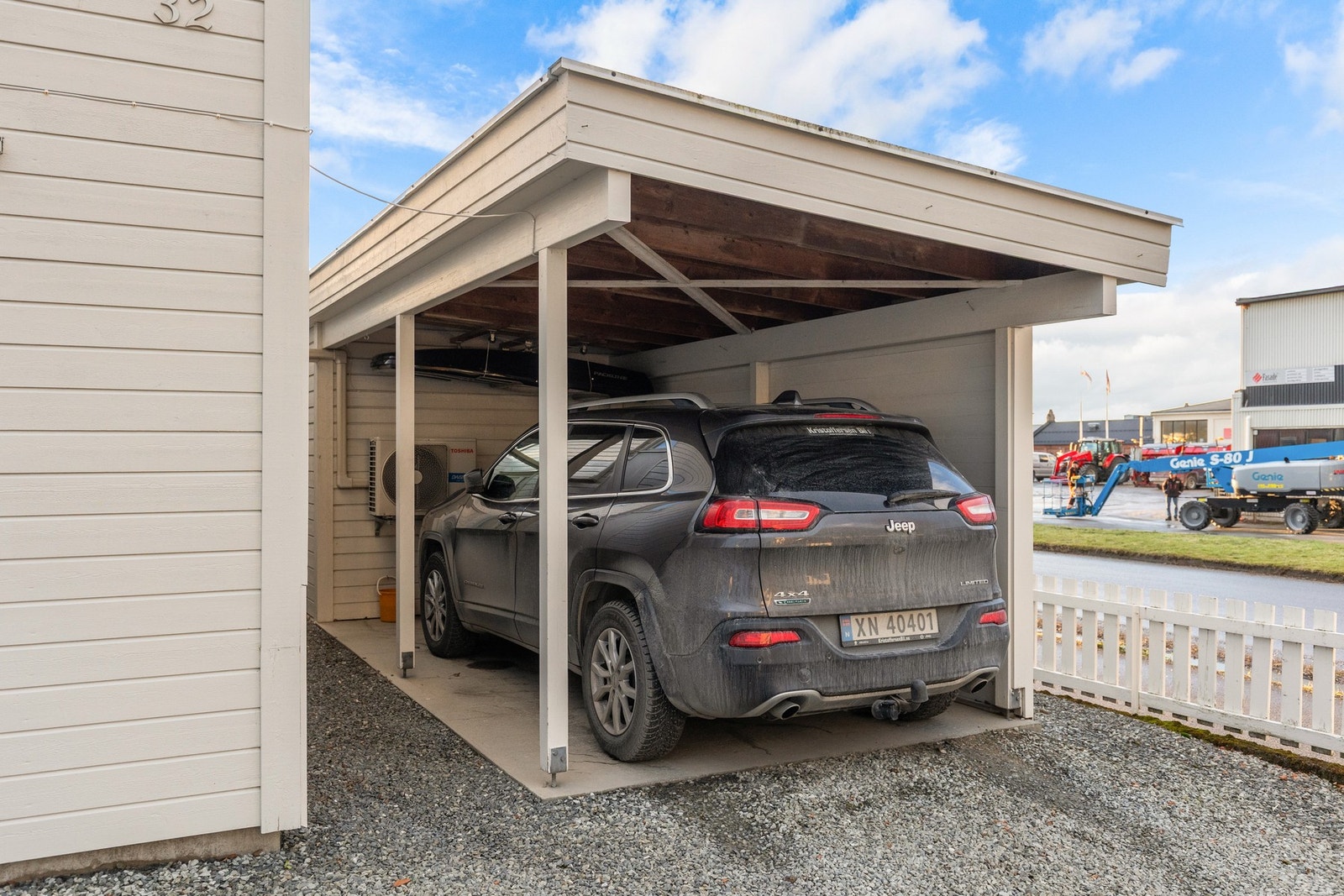 Det er p-plass i carport. Galleribilde