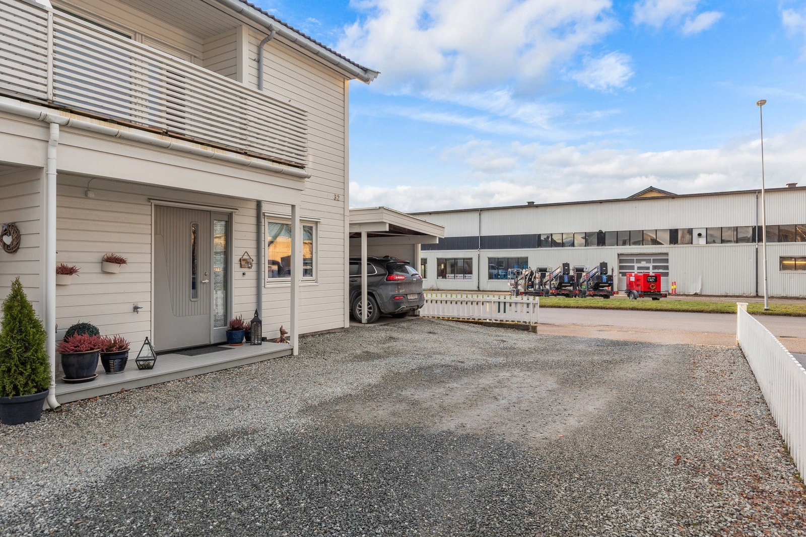 Boligen har 2 utvendige boder - en på 3 kvm og den andre på 12 kvm. Galleribilde