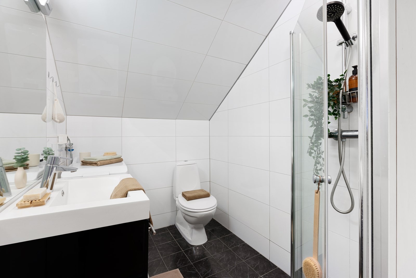 Helfliset bad med varmekabler i gulvet. Ny klemring ble lagt desember 2025 Galleribilde