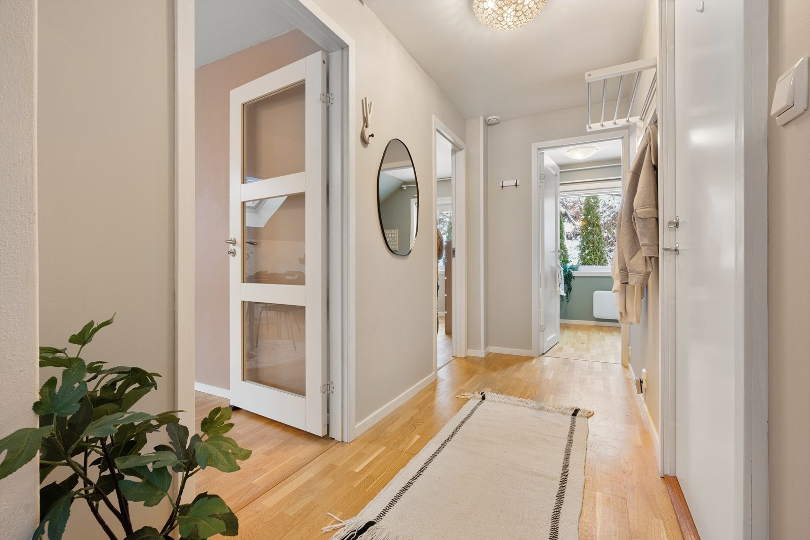 Lys og innbydende gang med en praktisk planløsning som gir enkel tilgang til boligens øvrige rom. Galleribilde