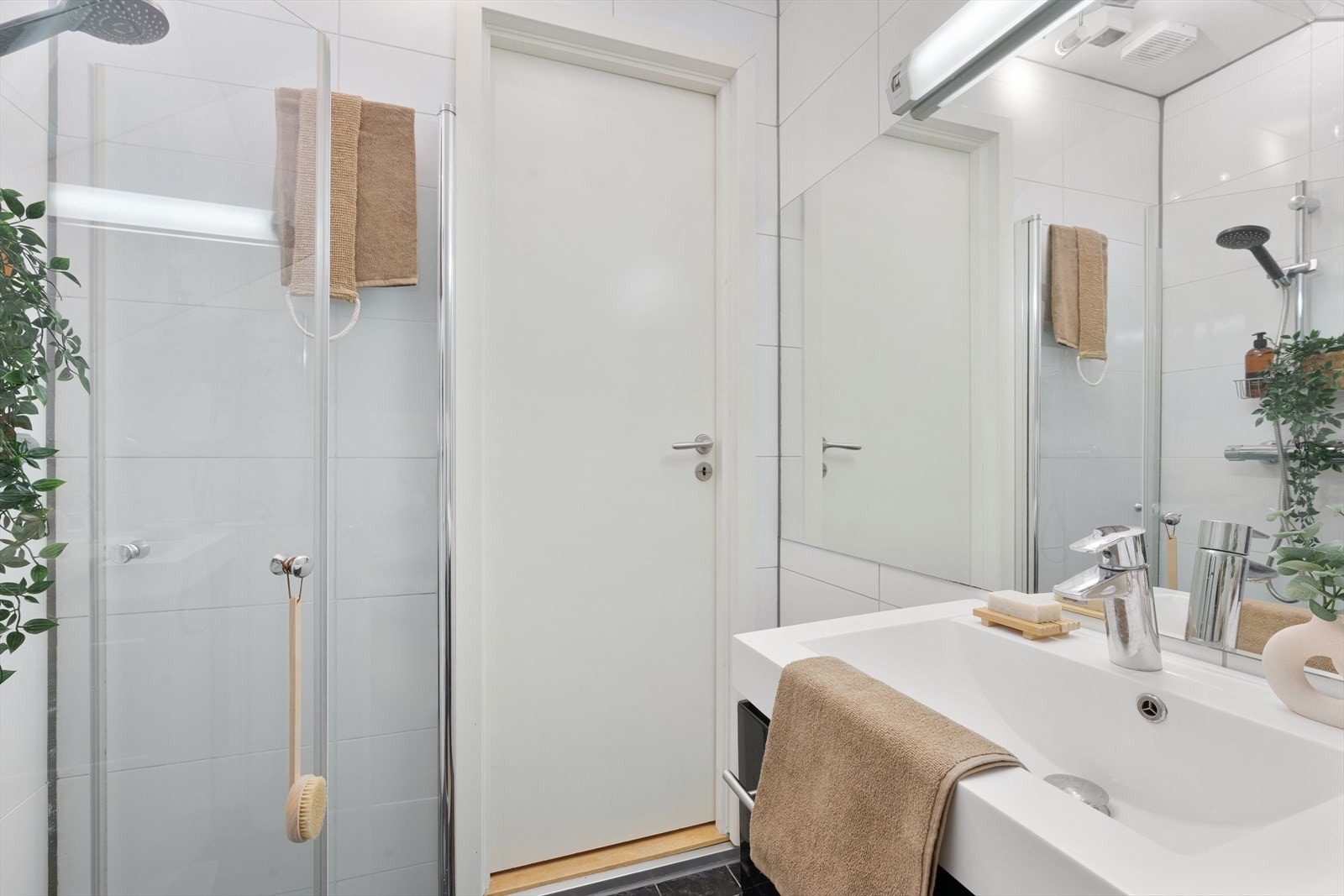 Badet er utstyrt med dushjørne, toalett samt opplegg for vaskemaskin Galleribilde