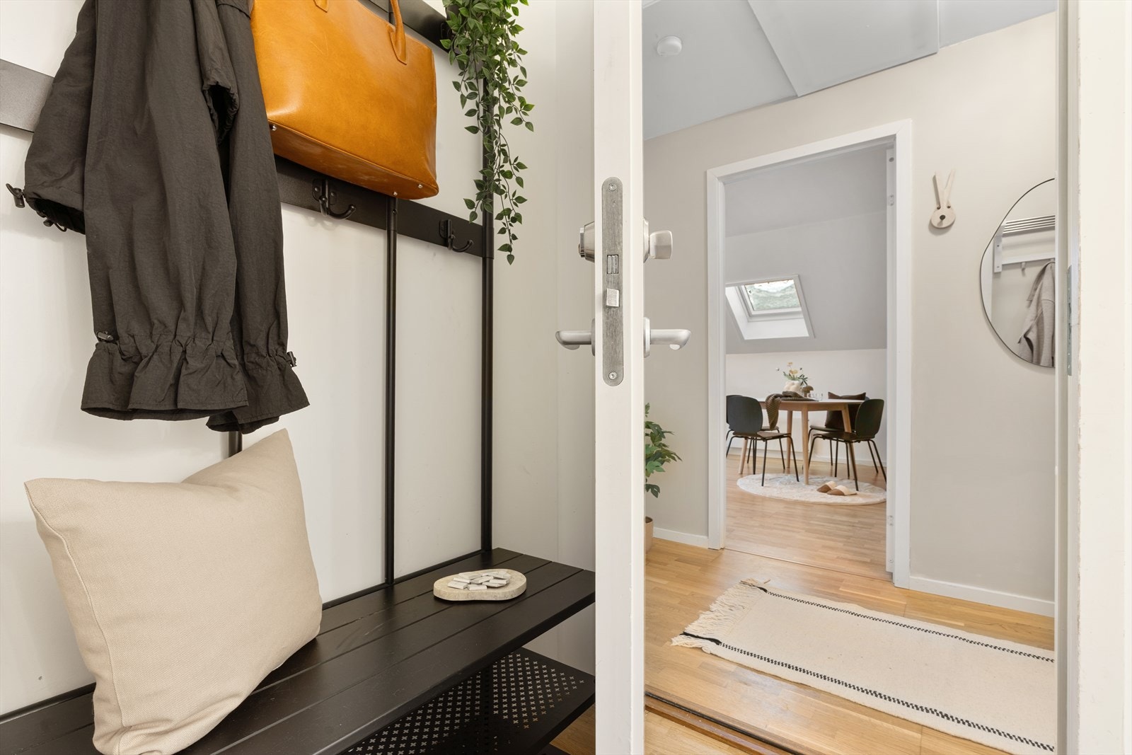 Velkommen inn! Boligen har en tilhørende ekstern bod som gir ekstra oppbevaringsplass, samt tilgang til loft via gangen. Galleribilde