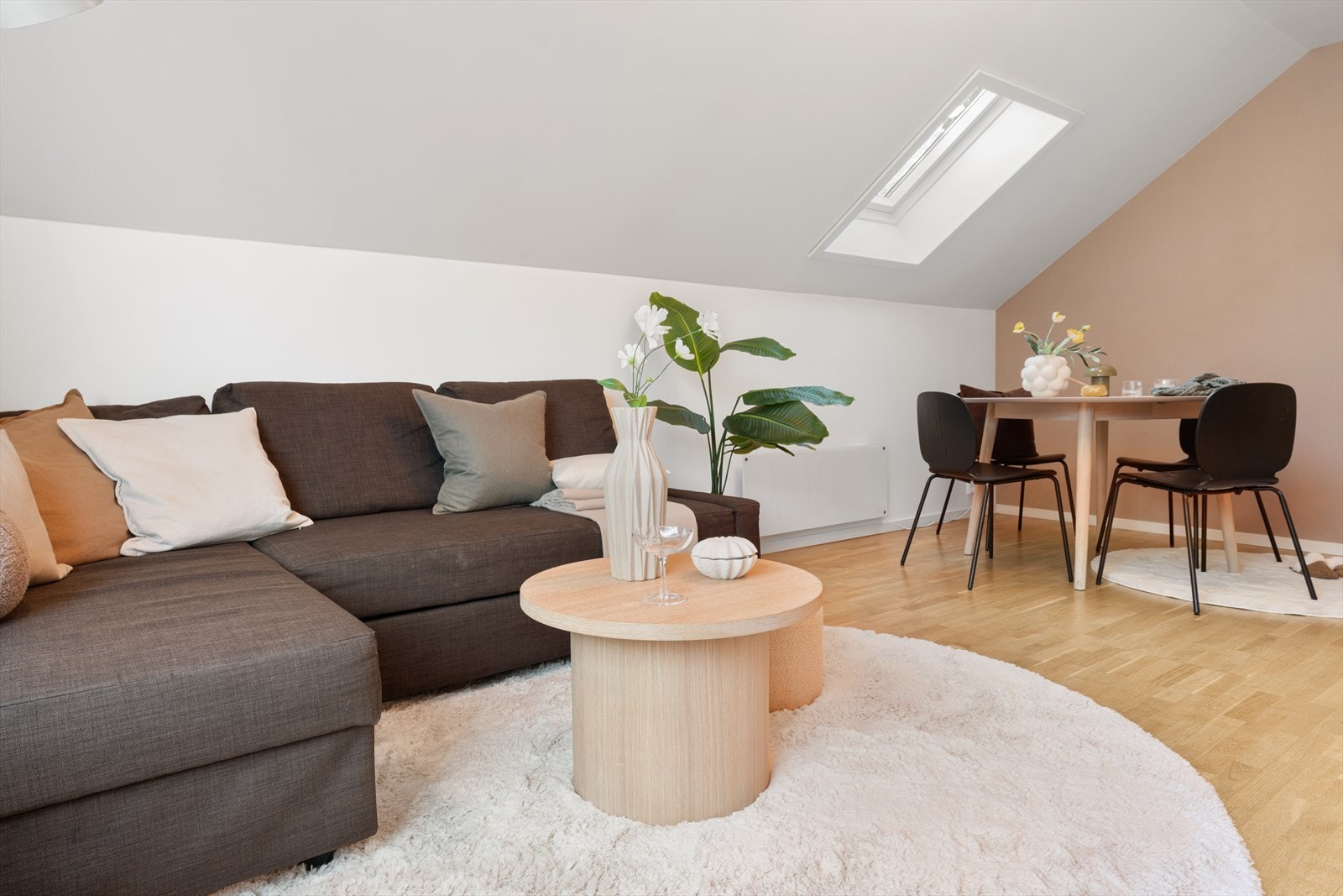 Stuen har plass til både sofagruppe og spisebord Galleribilde