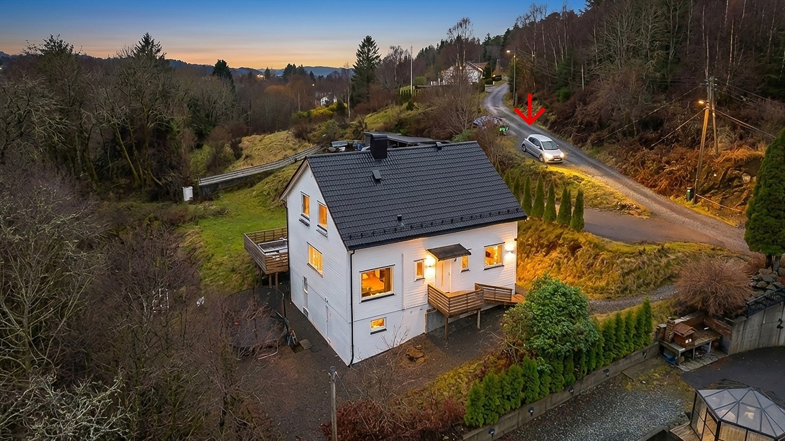 Seksjon 2 benytter seg av biloppstillingsplassen mot veien, noe som gjør parkering enkelt og lett tilgjengelig. Galleribilde