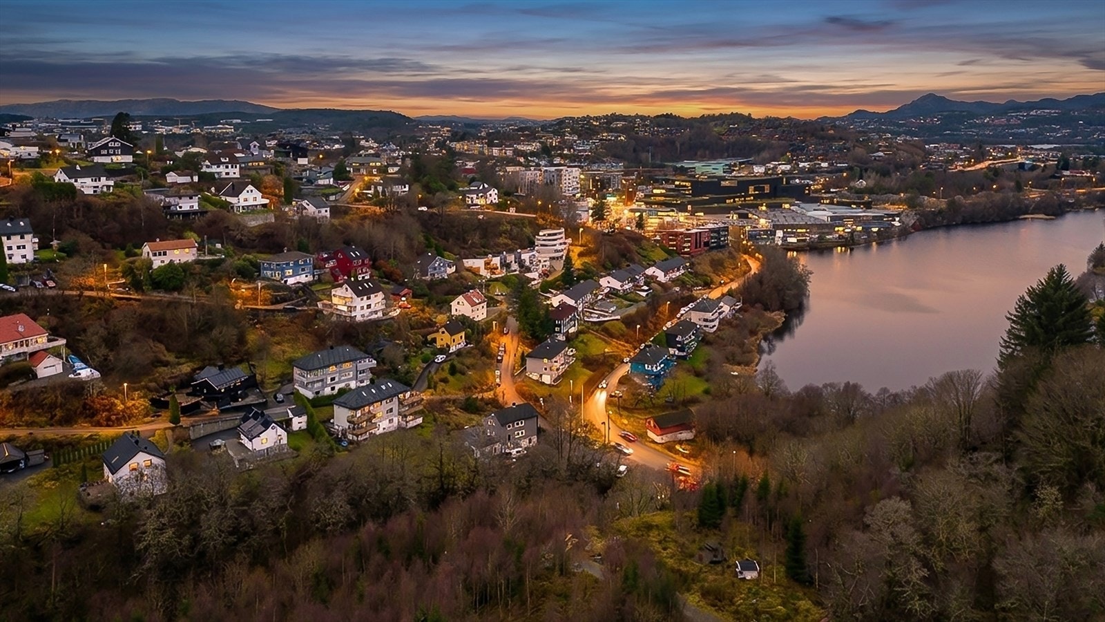 Boligen er plassert i en rolig blindvei i et attraktivt og barnevennlig nabolag på Rådal, med kort vei til både skole, barnehage og daglige fasiliteter. Galleribilde