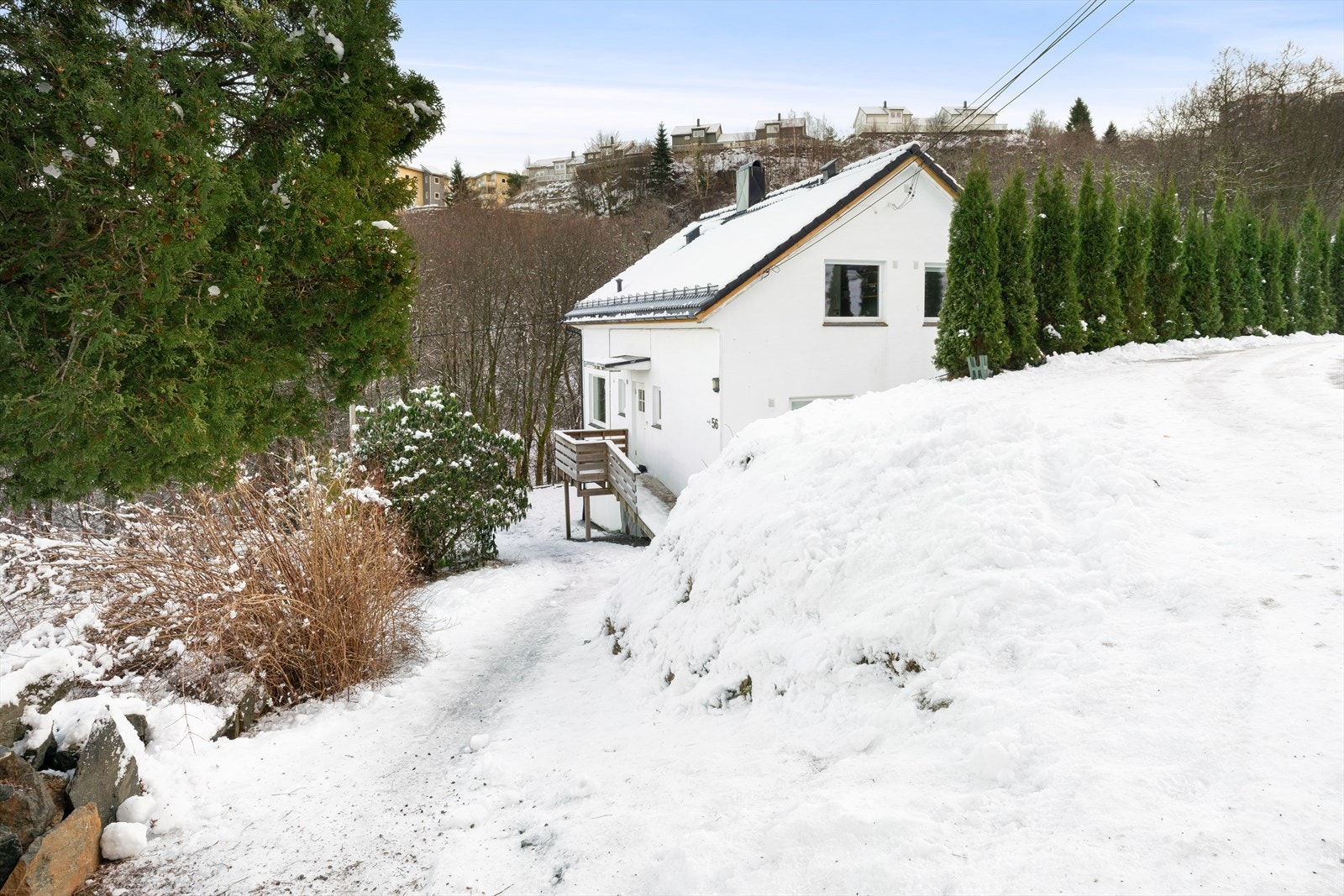 Sjarmerende bolig i vinterlandskap. Rolig beliggenhet med kort avstand til lokale fasiliteter Galleribilde