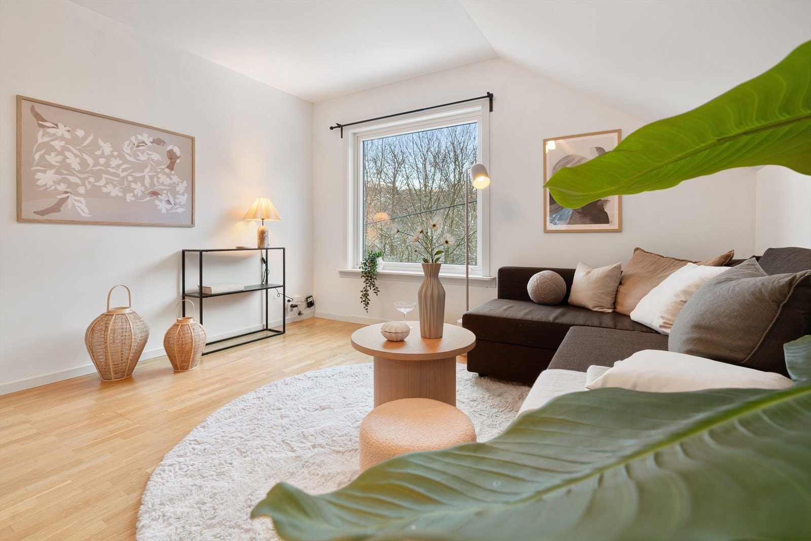 Leiligheten består av entré, gang, stue, kjøkken, to soverom og bad Galleribilde