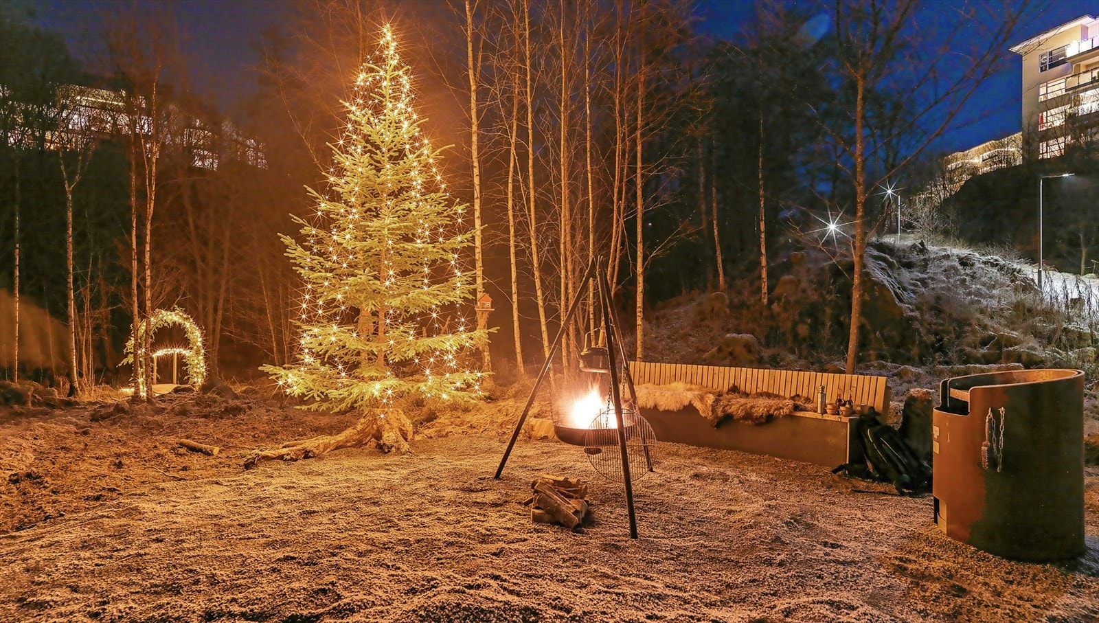 Sti opp fra huset til rasteplass m/ bålpanne - Holobakken Galleribilde