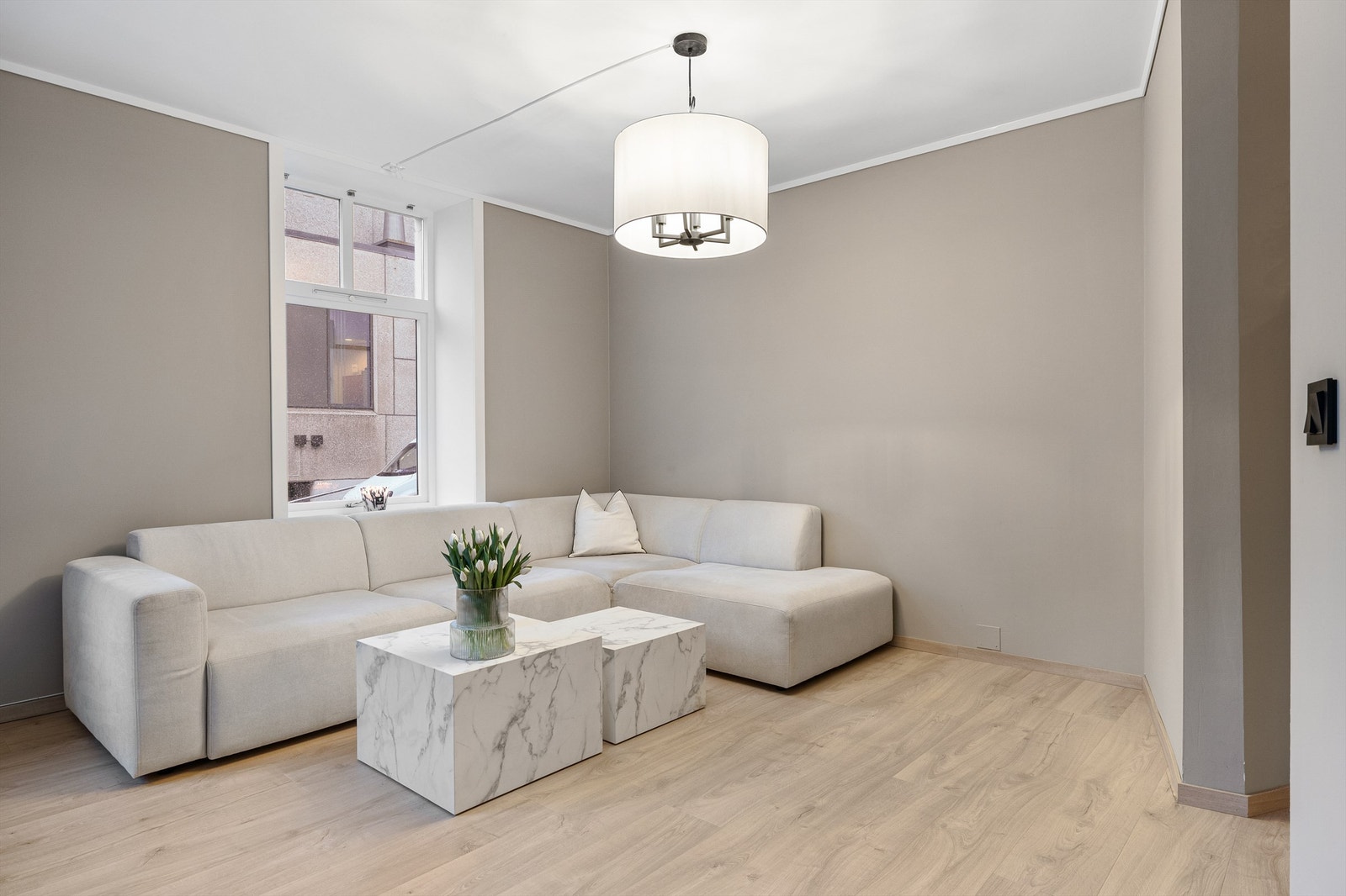 Lys og åpen stue med behagelige farger. Galleribilde