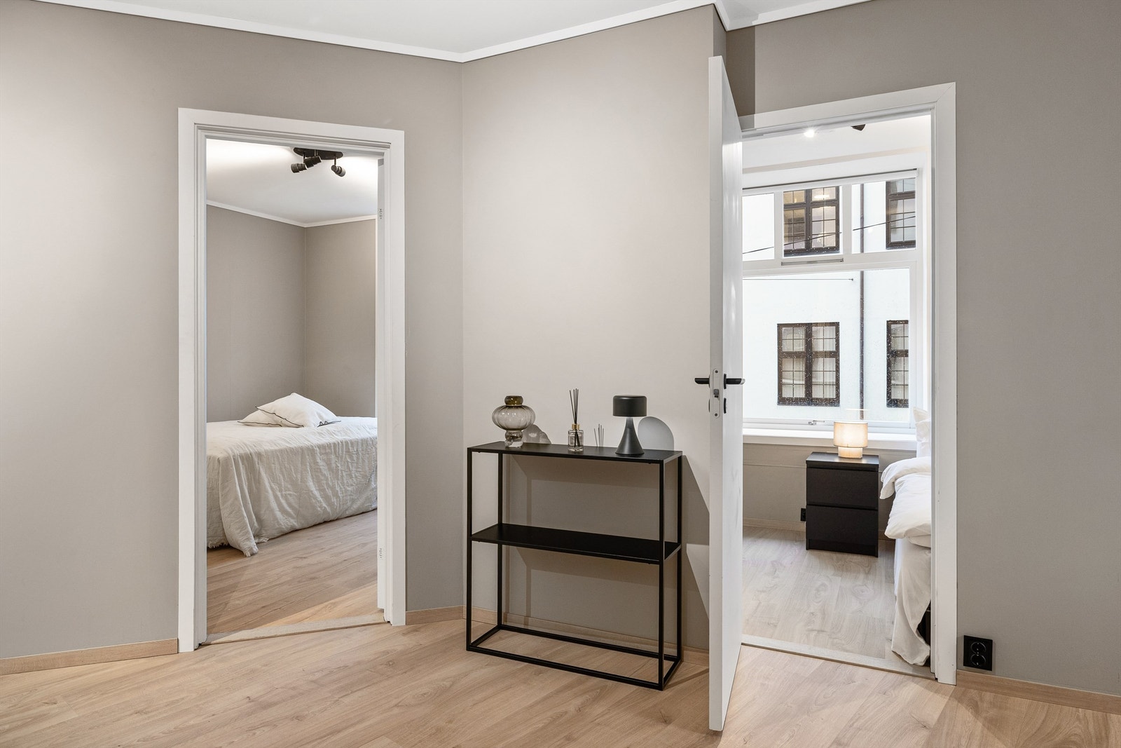 Fra gangen er det inngang til de 2 soverommene i leiligheten. Galleribilde