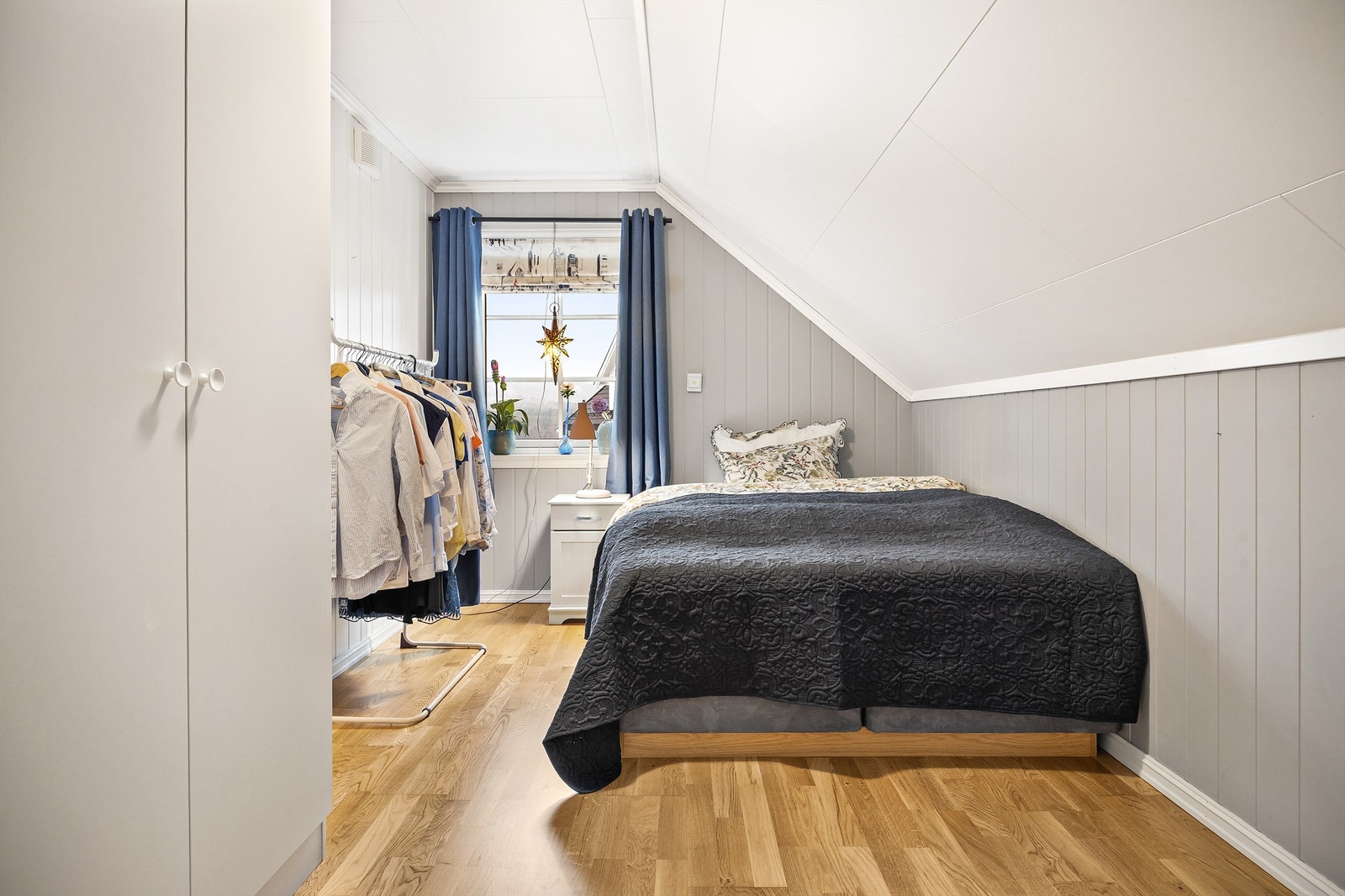 Soverom 1 med garderobeskap i hvit og glatt utførelse Galleribilde