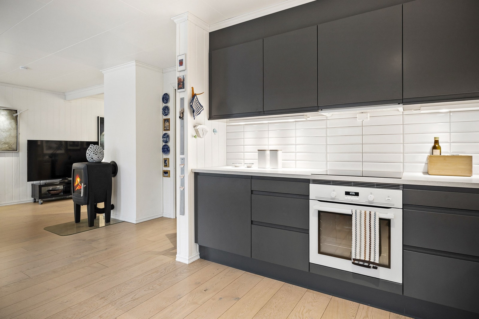 1. etasje har følgende innvendige overflater: 1-stavs parkett på gulv samt fliser på gulv, panelplater på vegger og plater i himling Galleribilde