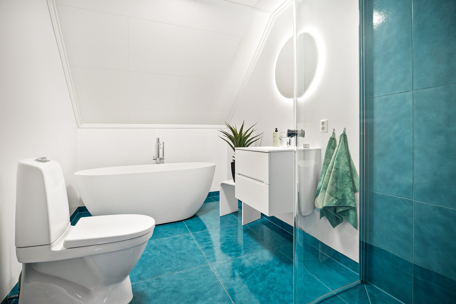 Pent bad fra 2022 med heldekkende servant over servantskap i hvit og glatt utførelse Galleribilde