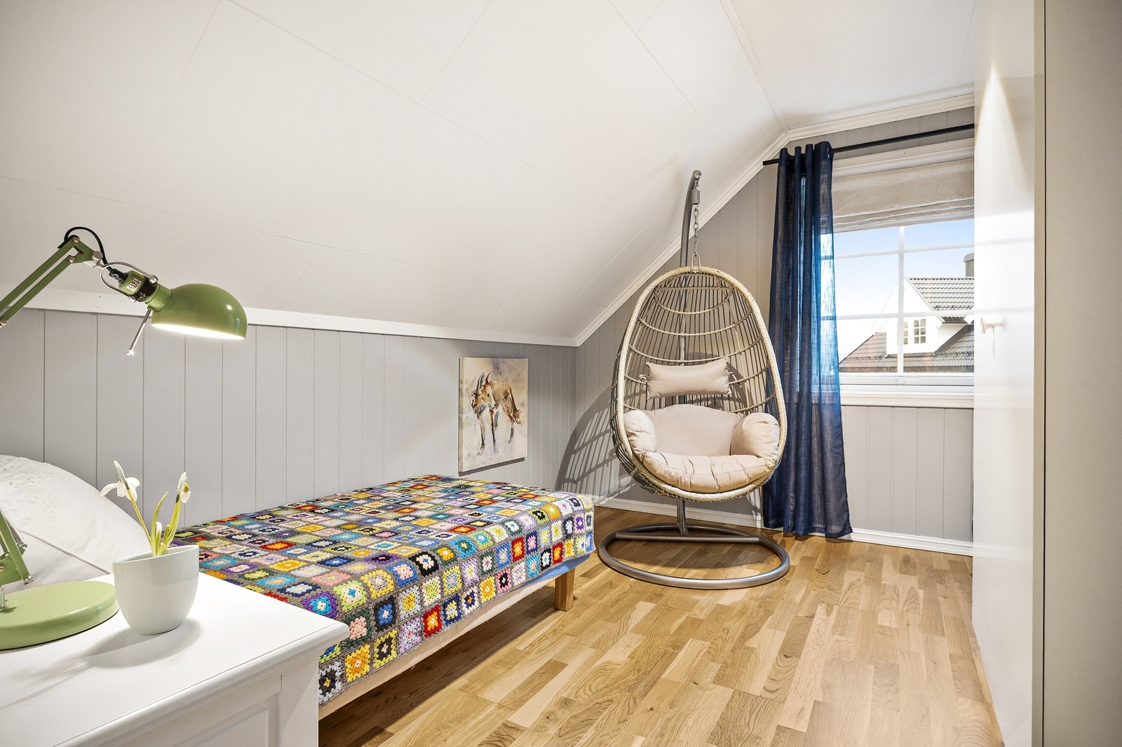 Soverom 2 med garderobeskap i hvit og glatt utførelse Galleribilde