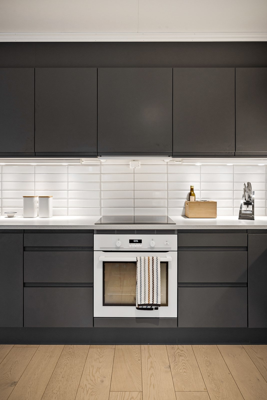 Flislagte felt på vegg over laminerte benkeplater Galleribilde