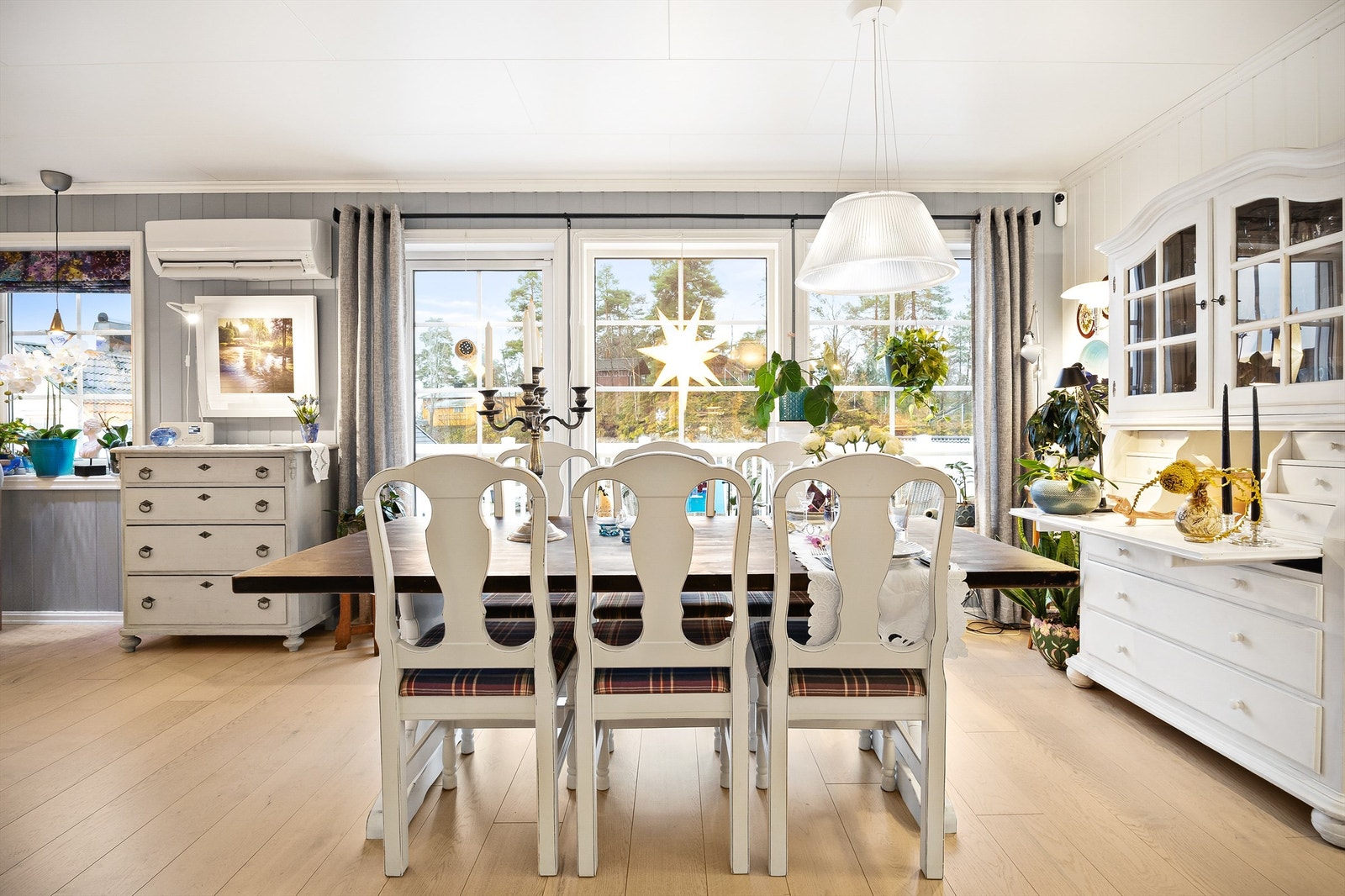 Rommet er gjennomgående som gir godt med naturlig lysinnslipp Galleribilde