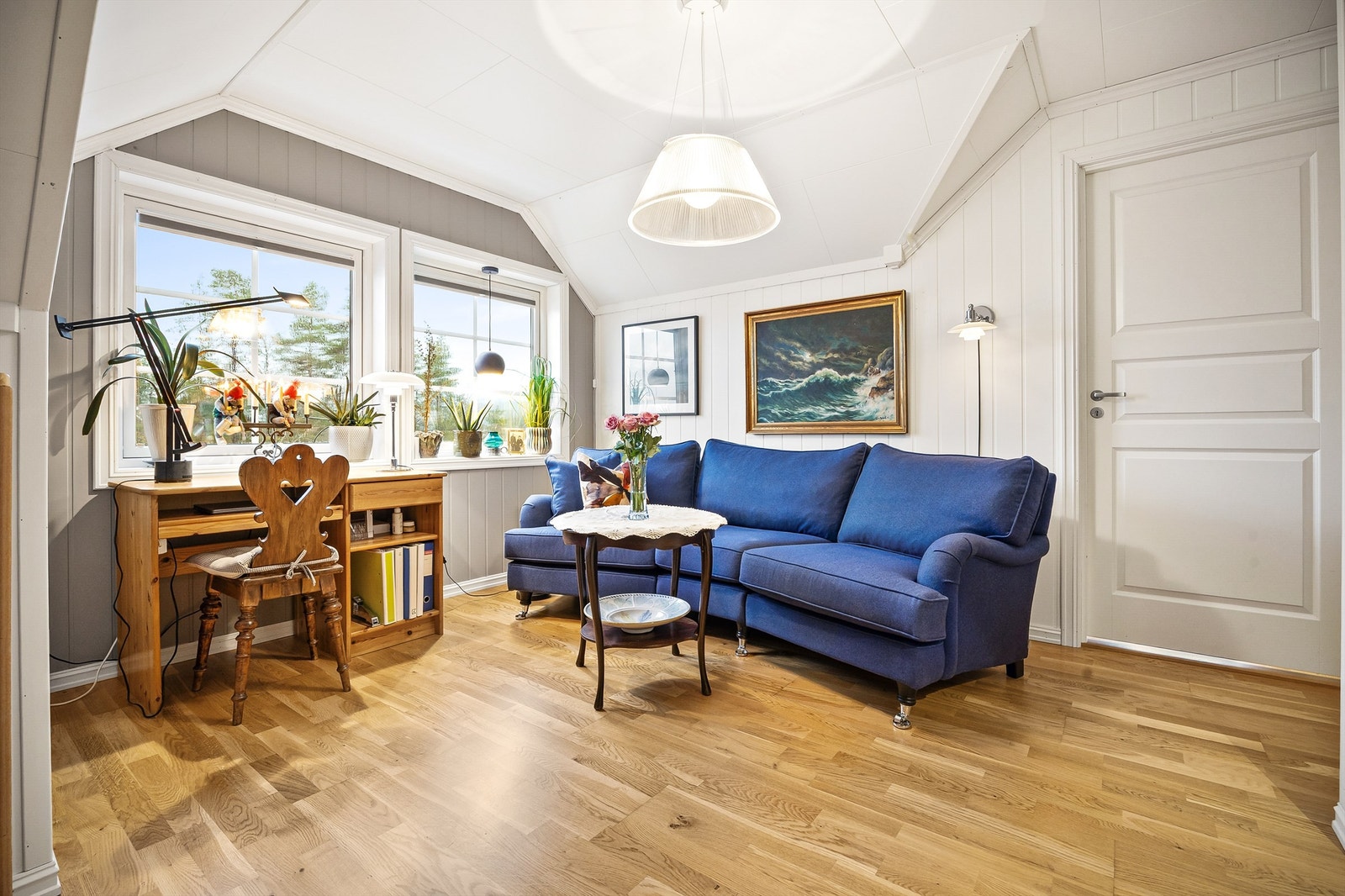 Leiligheten har en praktisk loftstue med sofaområde og kontorplass i 2. etasje Galleribilde