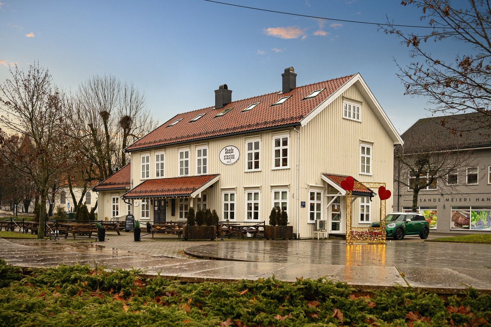 Kort kjørevei (ca. 3 min) til togstasjonen i Sande sentrum med gode forbindelser mot Drammen/Oslo og sørover Galleribilde