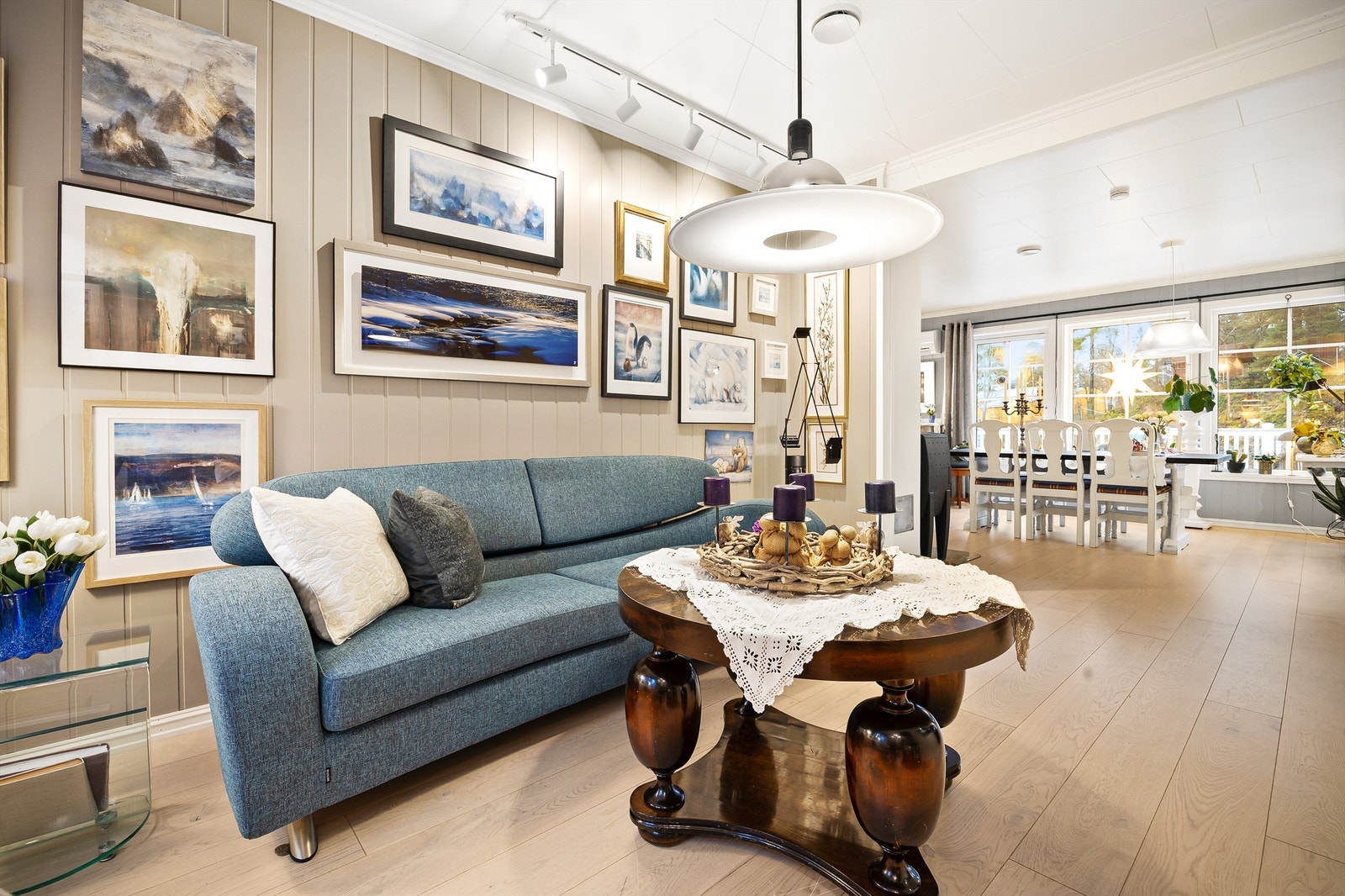 Åpen kjøkken- og stueløsning med sofaområde samt spiseplass Galleribilde