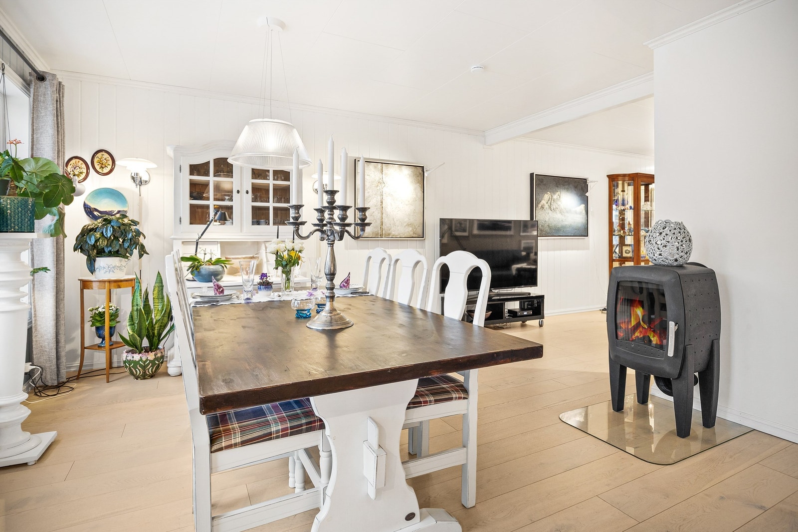 Frittstående peisovn med glassplate på gulv og luft-til-luft varmepumpe Galleribilde