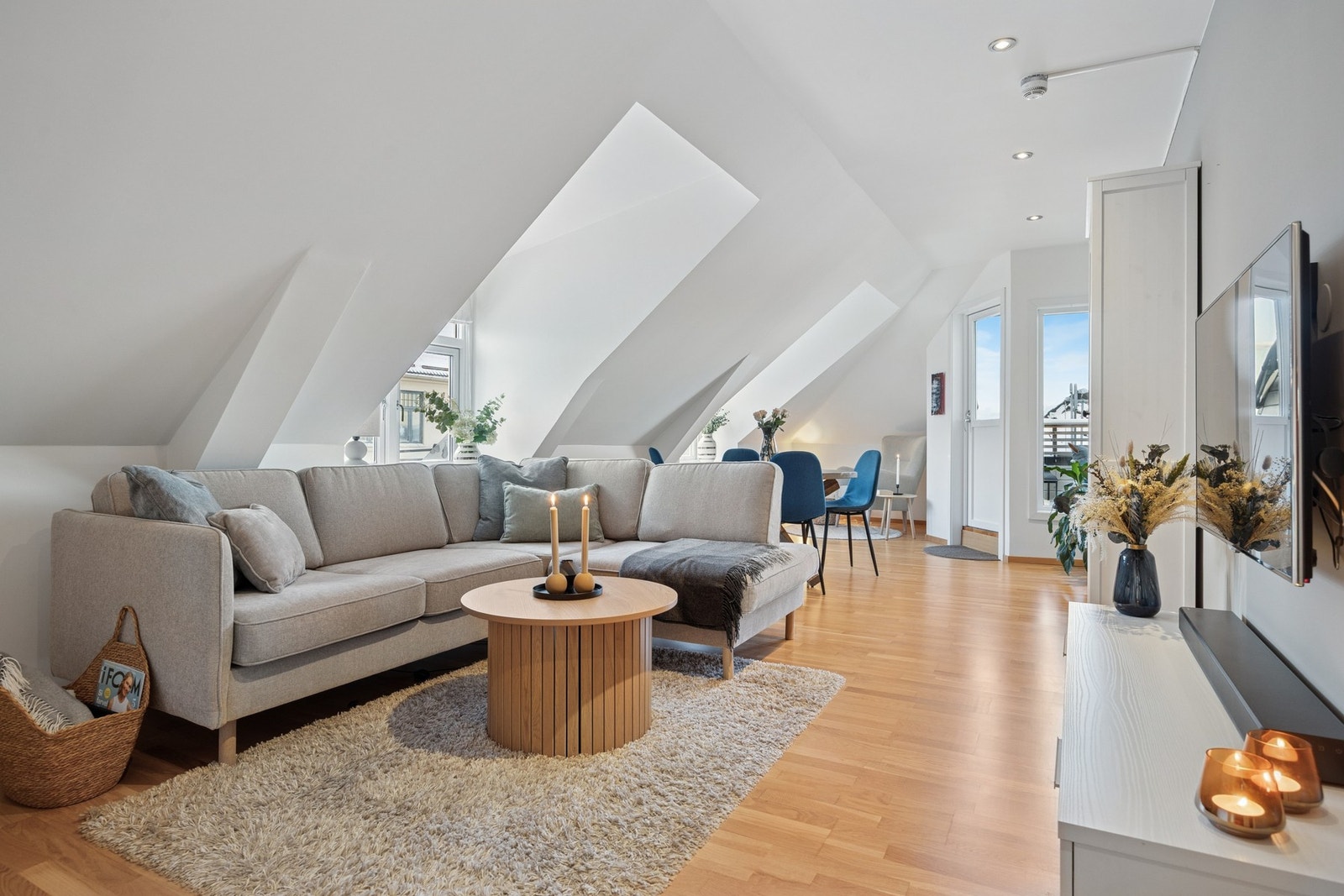 Stuen kan enkelt innredes med både spisebord og stor sofagruppe - uten at det oppleves rotete. Galleribilde