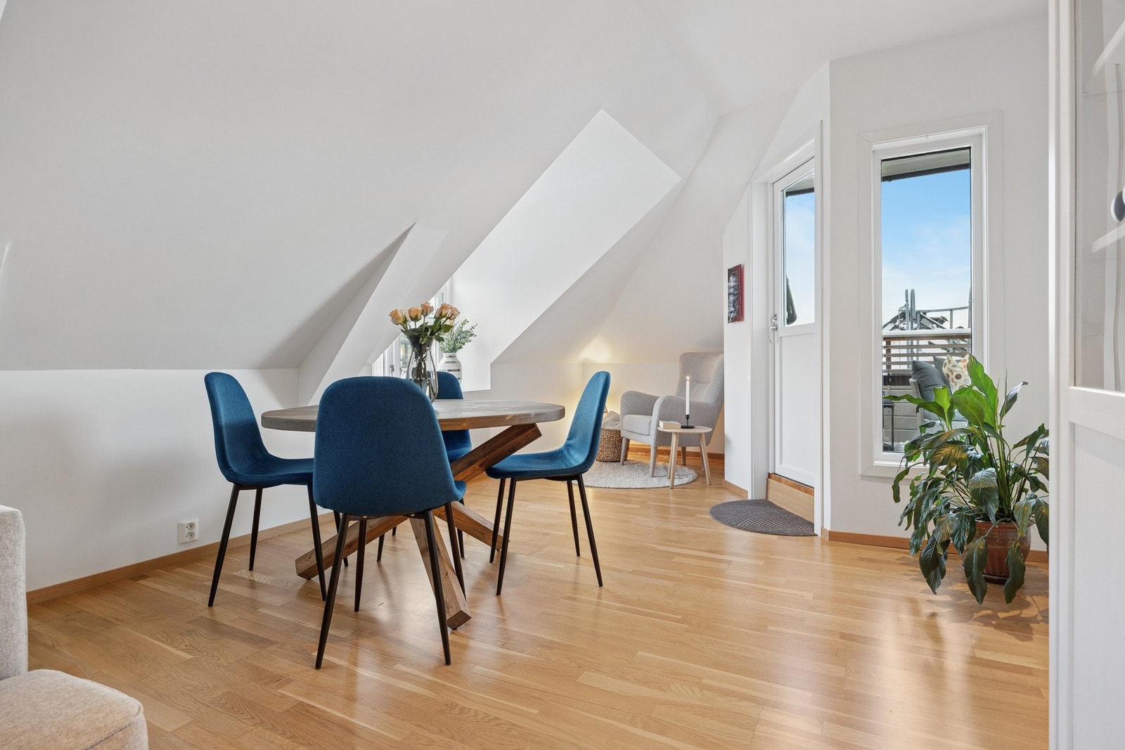 Fra stuen er det utgang til en romslig balkong med fantastisk utsikt. Galleribilde