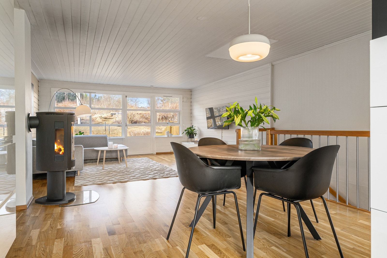 Spisesonen faller naturlig inn i rommet mellom stuen og kjøkkenet Galleribilde