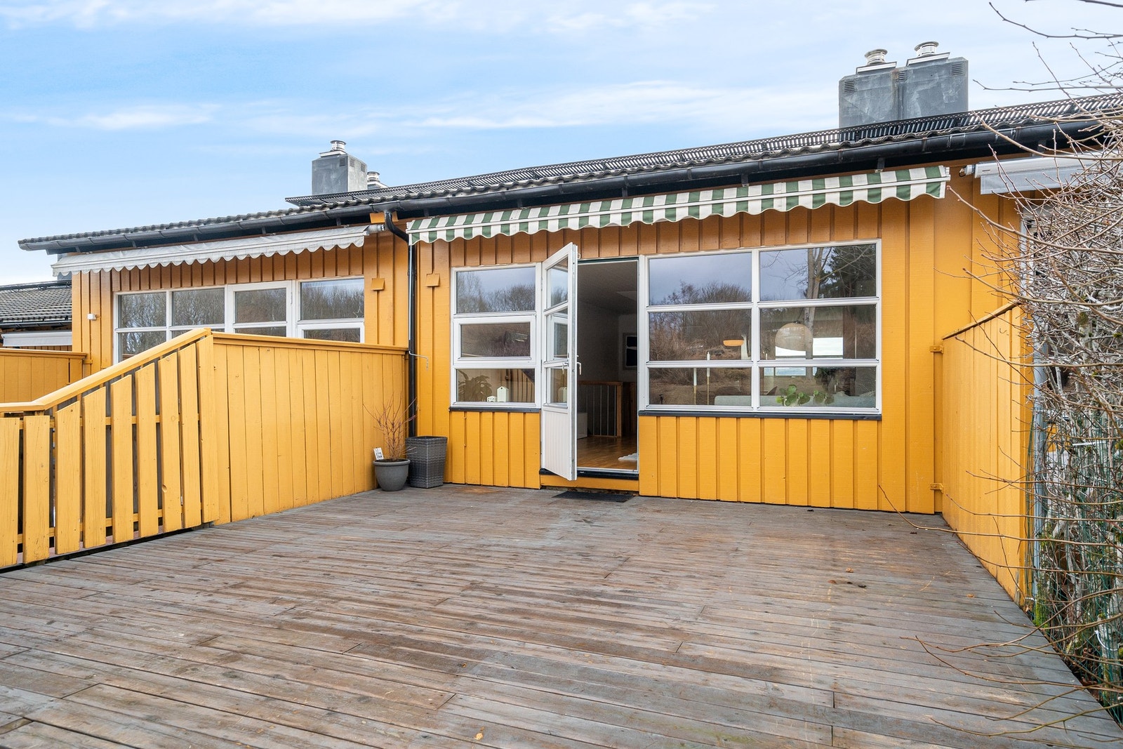 Fra terrassen kommer man inn til stuen Galleribilde