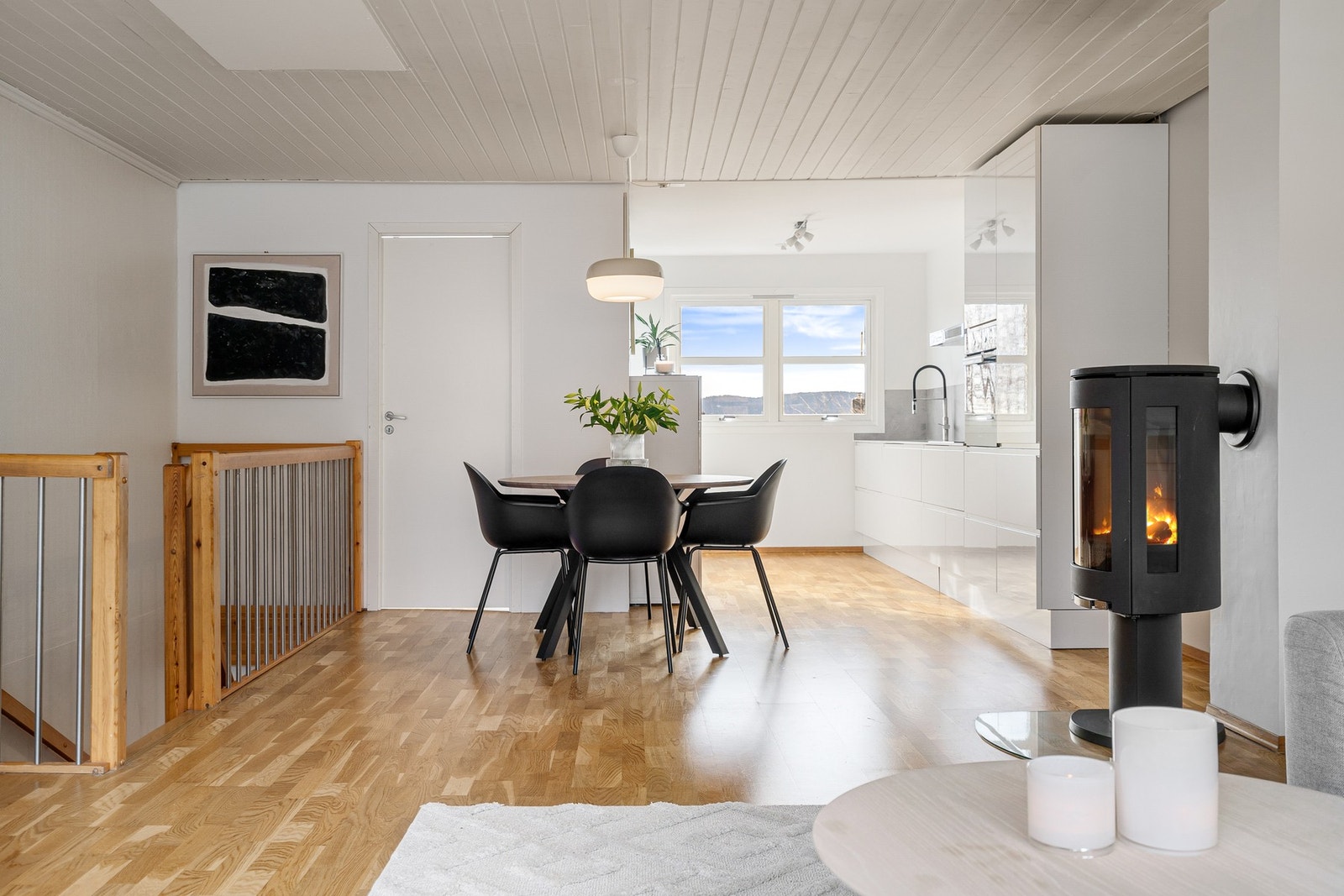 Kjøkkenet har en åpen løsning med stuen Galleribilde