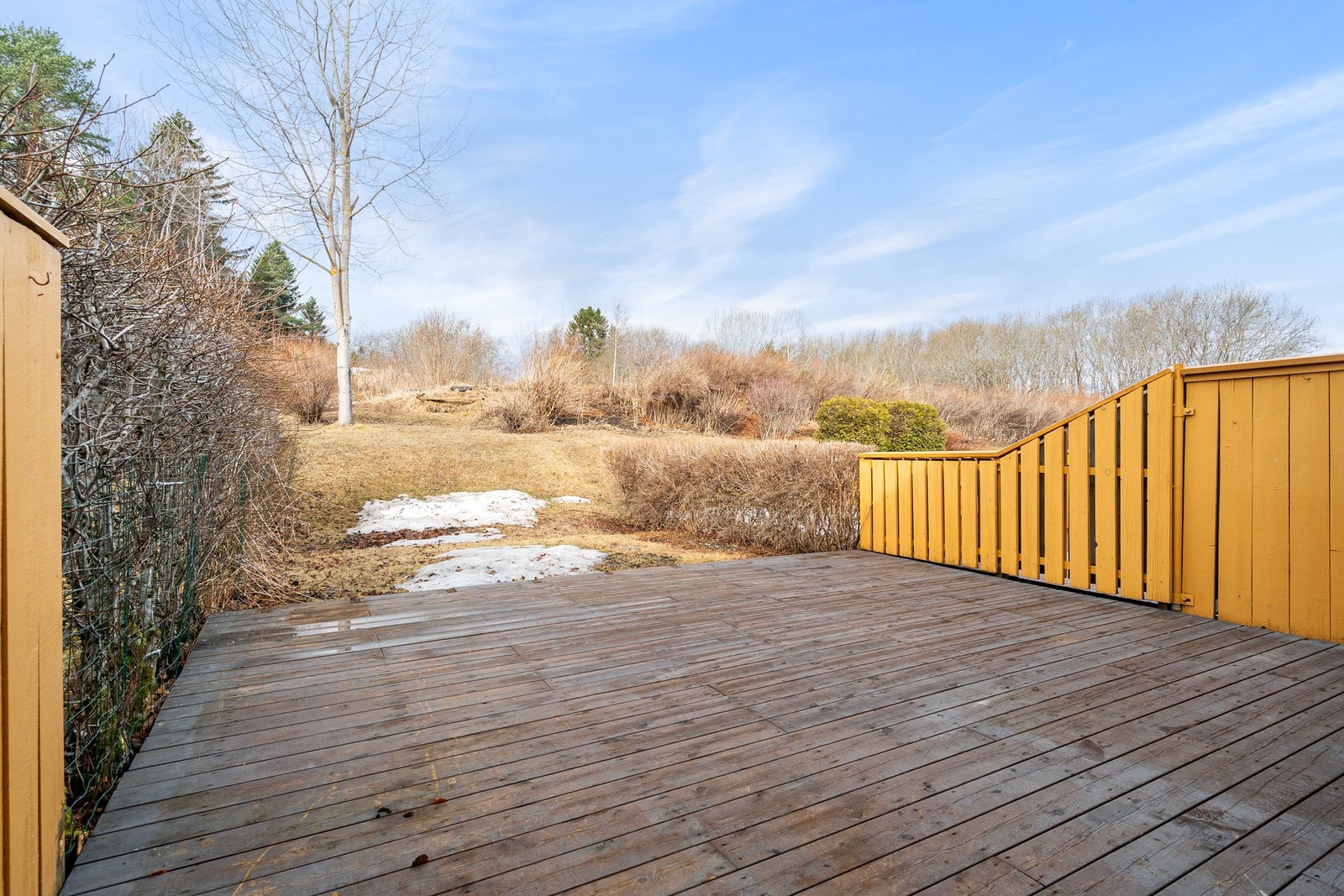 Stor terrasse på hele 27 kvm, med tilhørende hage Galleribilde