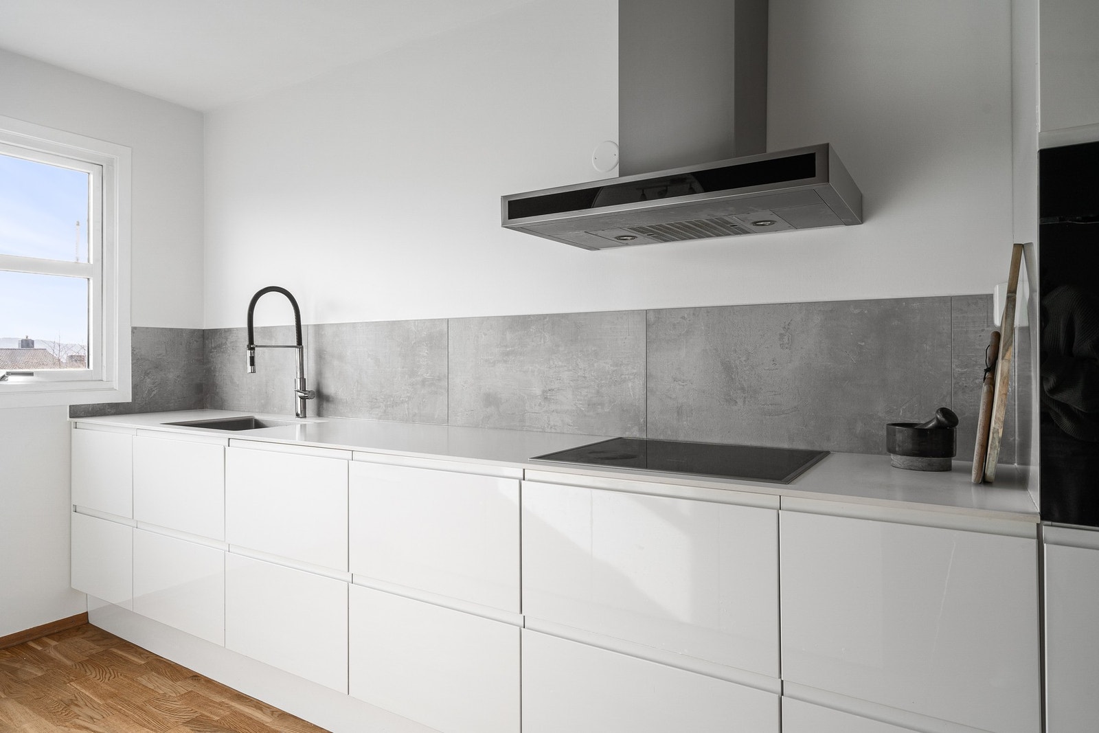 Kjøkkenet er utstyrt med integrert platetopp, stekeovn, oppvaskmaskin samt kombi kjøl/fryseskap Galleribilde