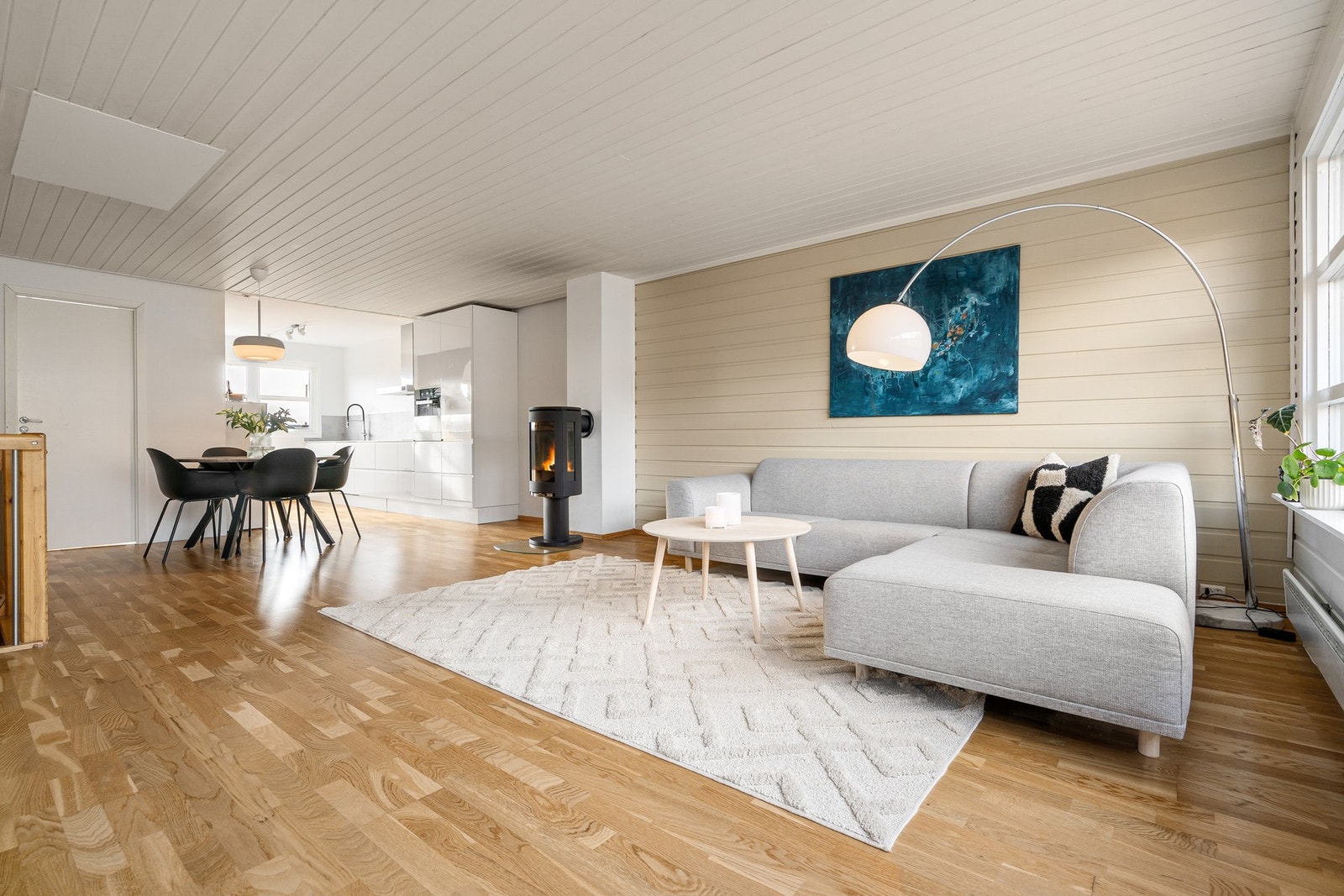 Romslig stue på hele 33,3 kvm Galleribilde