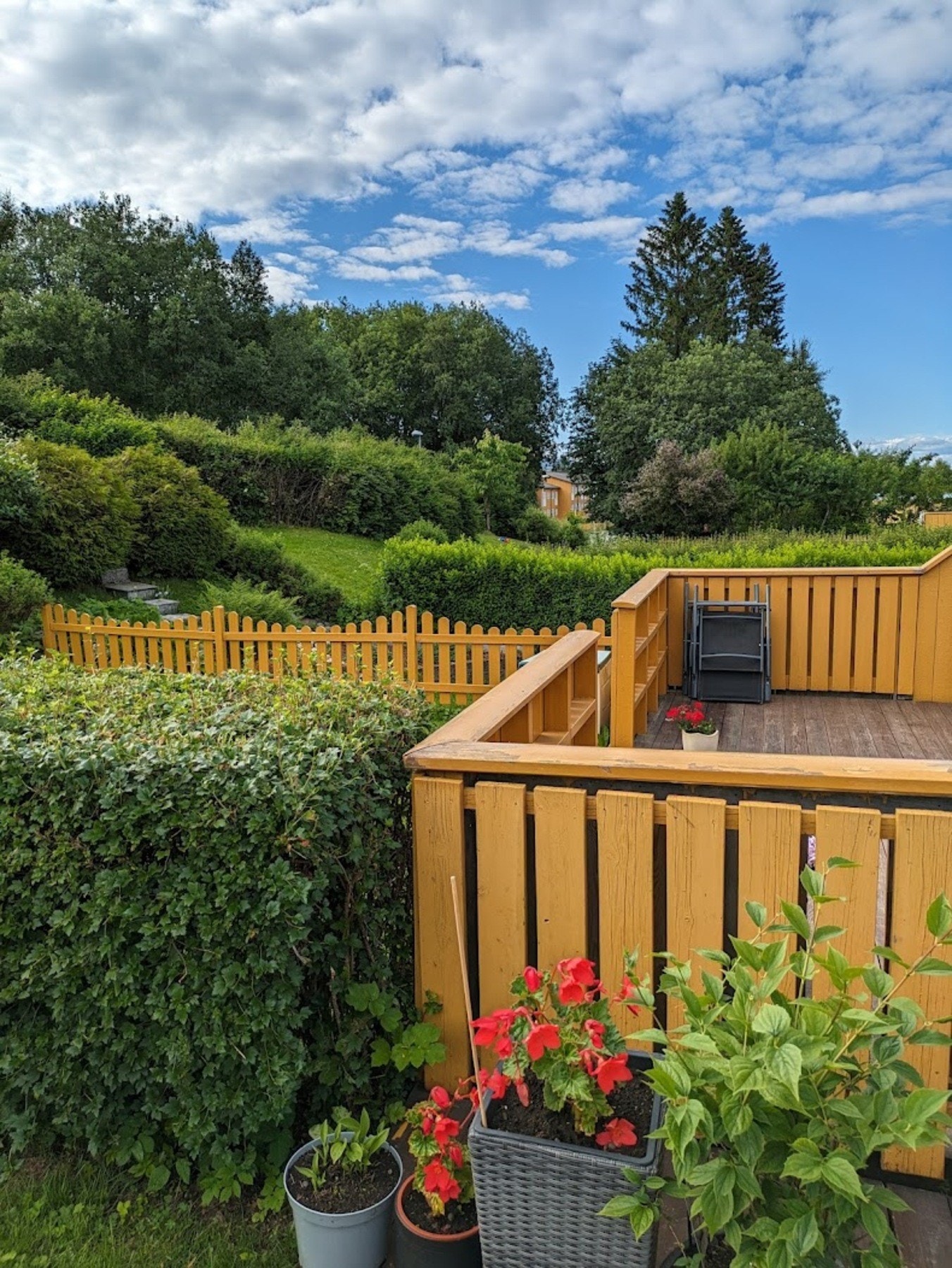 Parkering i biloppstillingsplass. Mulighet for å søke om fast plass i garasje Galleribilde