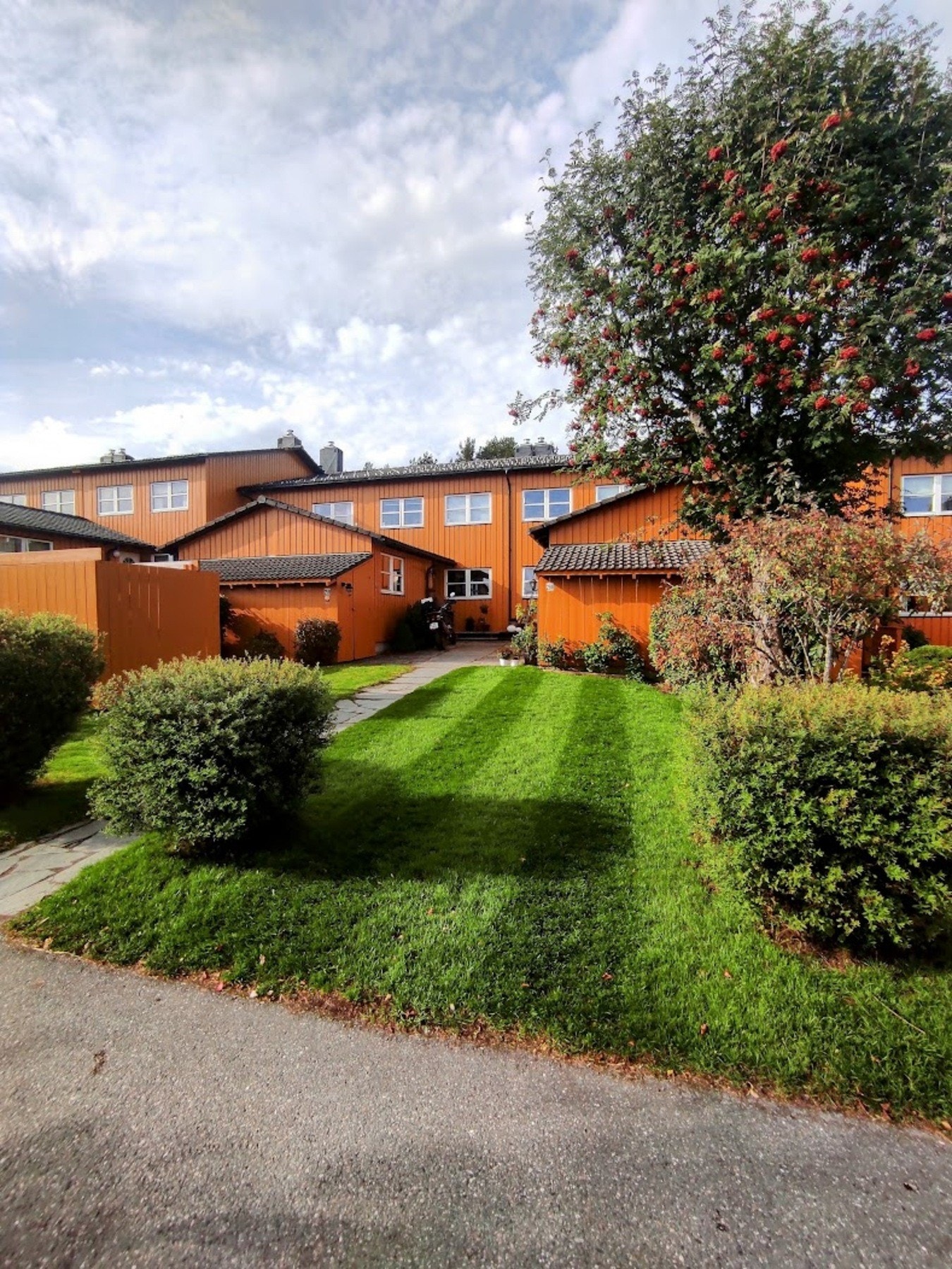 Flott hage både fremsiden og baksiden av boligen Galleribilde